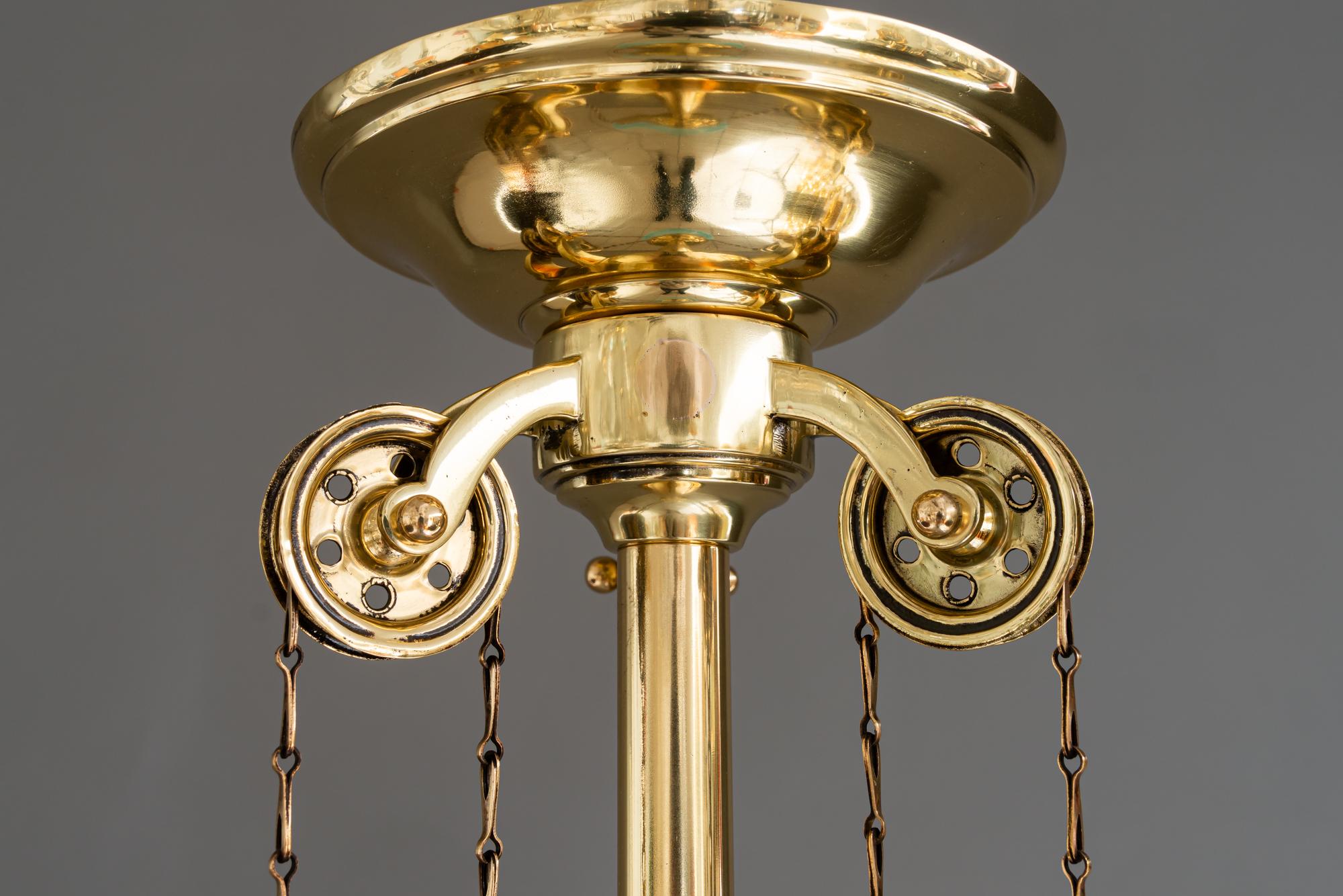 Pendente Art Déco regolabile in altezza con paralume originale in vetro opalino risalente agli anni '20 circa in vendita 1