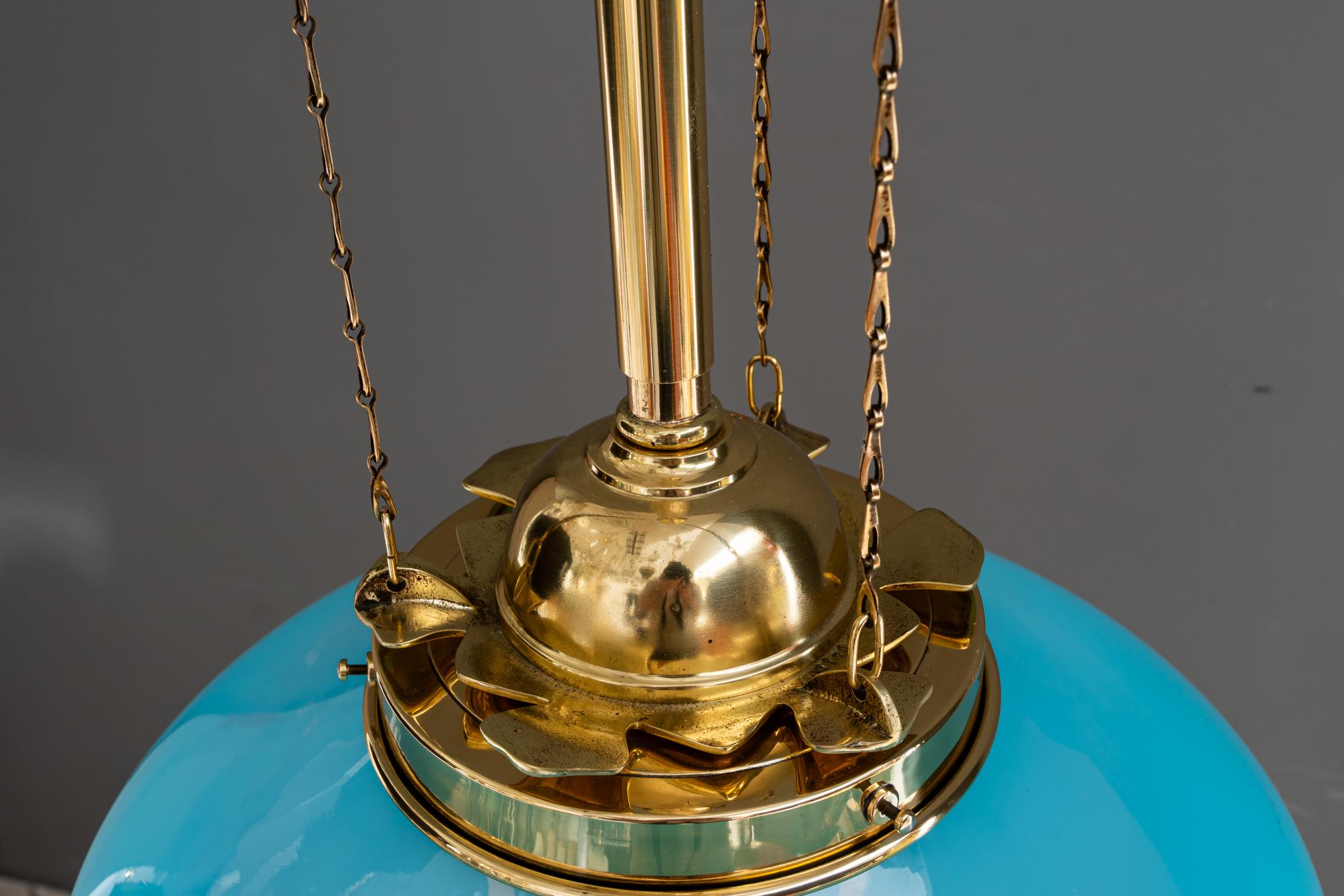 Pendente Art Déco regolabile in altezza con paralume originale in vetro opalino risalente agli anni '20 circa in vendita 2