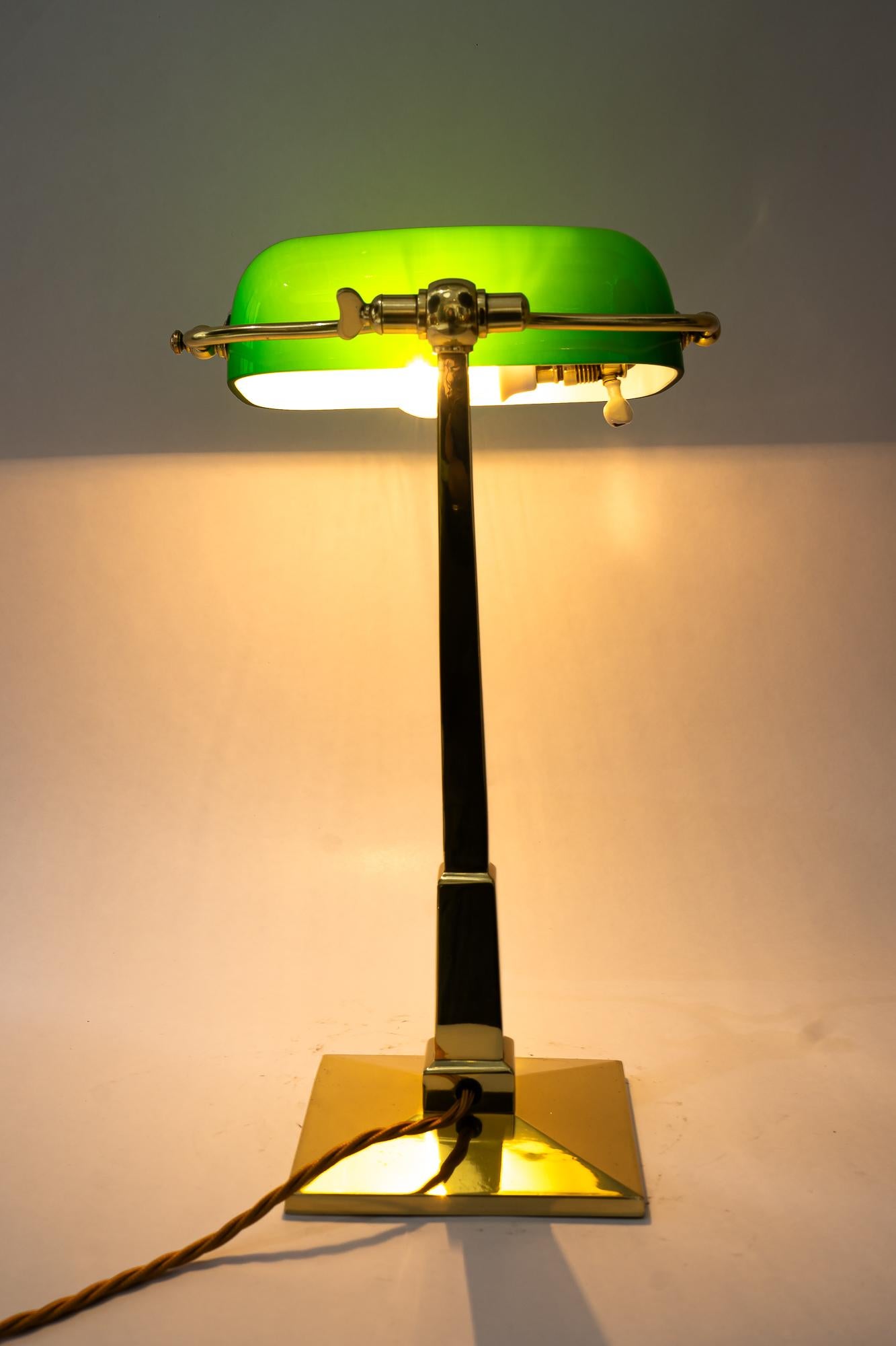 Hight adjustable art deco sviweling banker lamp vienna around 1920s For Sale 4