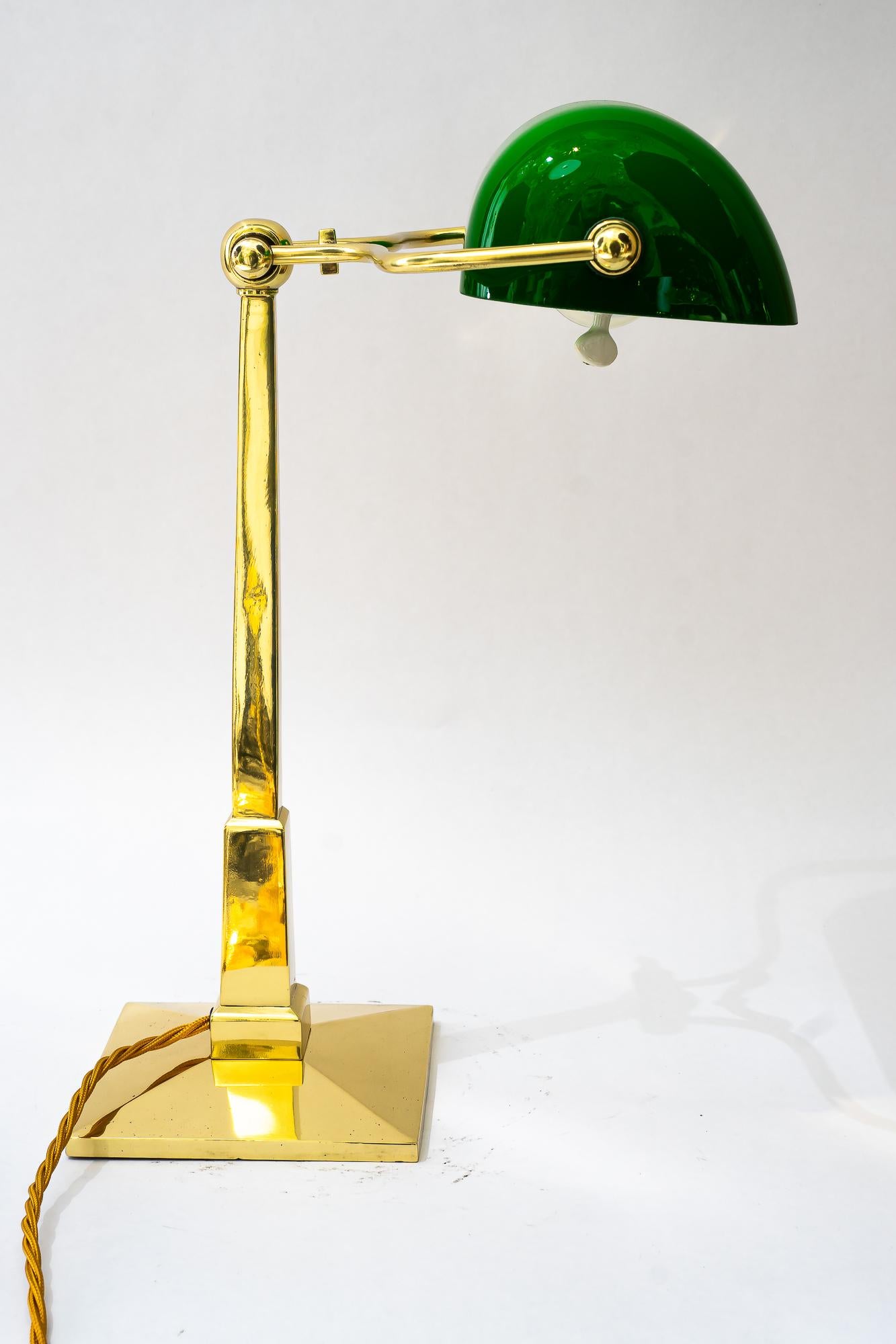 Hight adjustable art deco sviweling banker lamp vienna around 1920s
Rare table lamp
Height from 39cm up to 54cm
Solid execution
Brass polished and stove enameled
