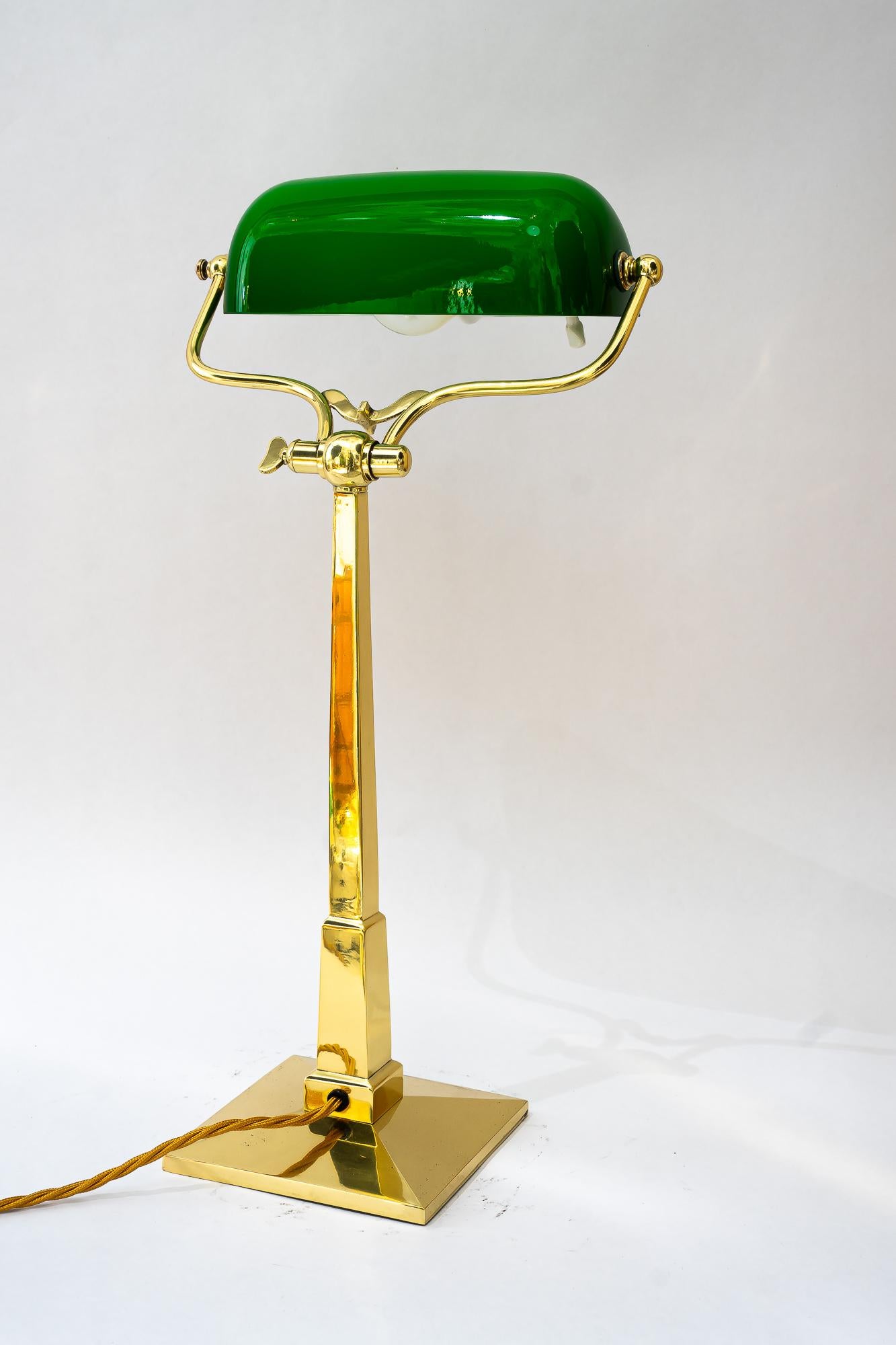 Hight adjustable art deco sviweling banker lamp vienna around 1920s In Good Condition For Sale In Wien, AT