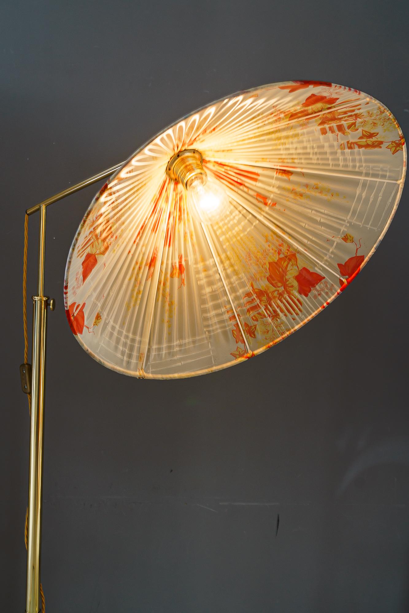 Lampada da terra ad altezza regolabile con ripiano regolabile vienna 1950 circa in vendita 2