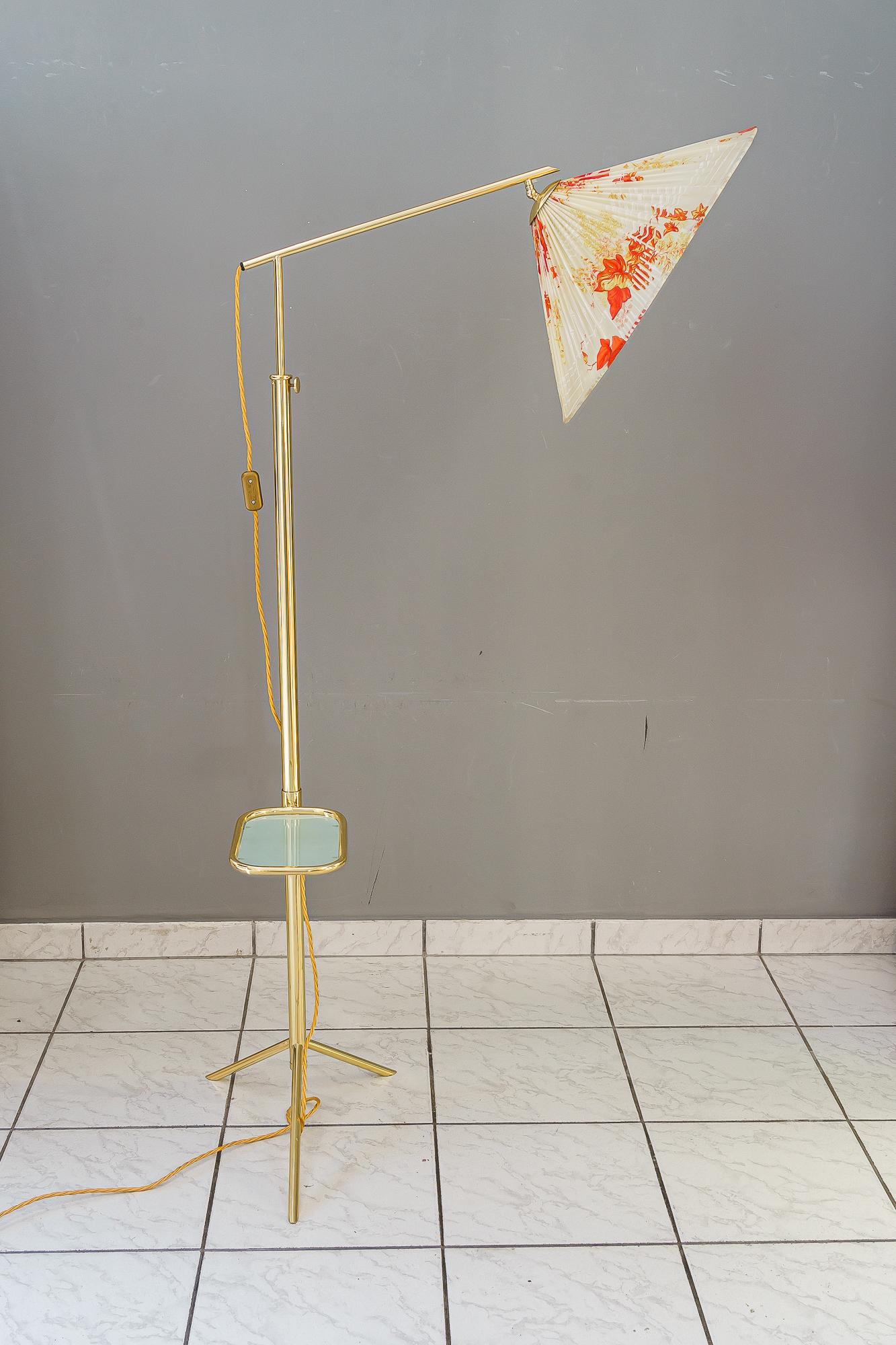 Lampada da terra ad altezza regolabile con ripiano regolabile vienna 1950 circa in vendita 4