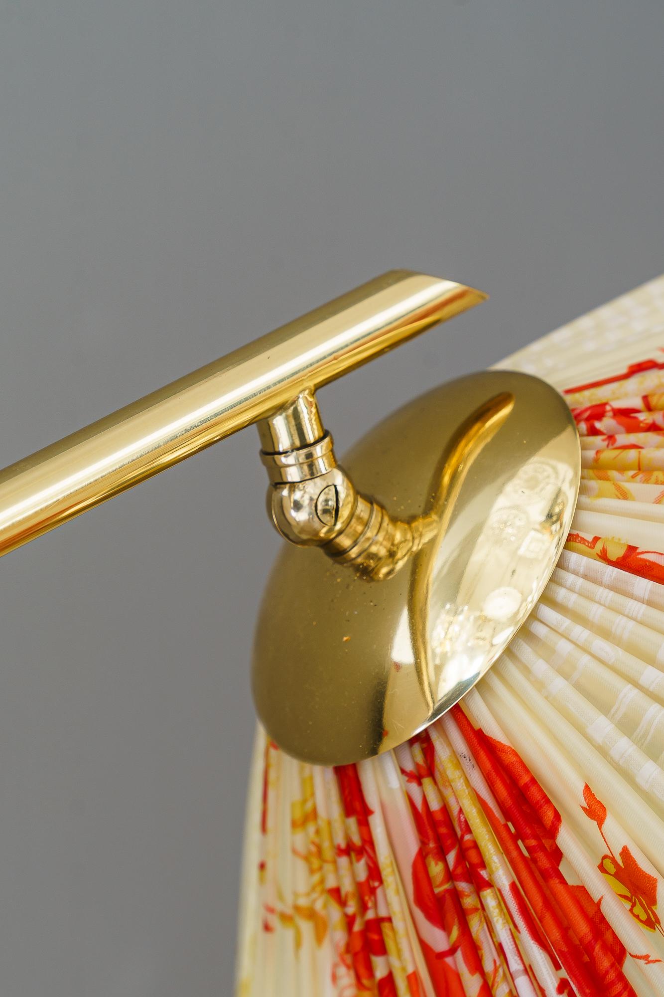 Lampada da terra ad altezza regolabile con ripiano regolabile vienna 1950 circa in vendita 5