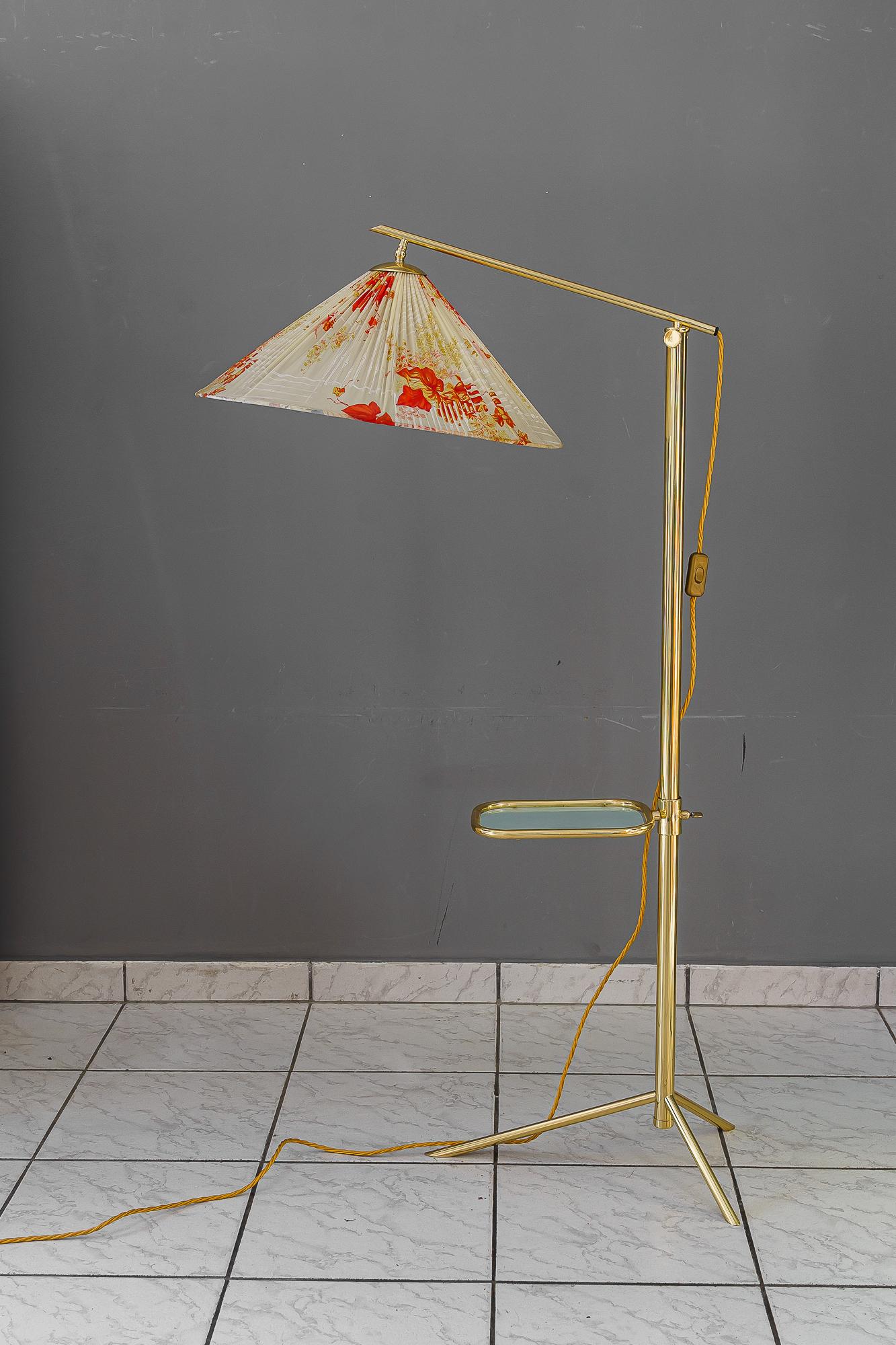 Lampada da terra ad altezza regolabile con ripiano regolabile vienna 1950 circa
Ottone lucidato e smaltato a fuoco
Paralume originale in tessuto
Altezza regolabile da 133cm a 170cm