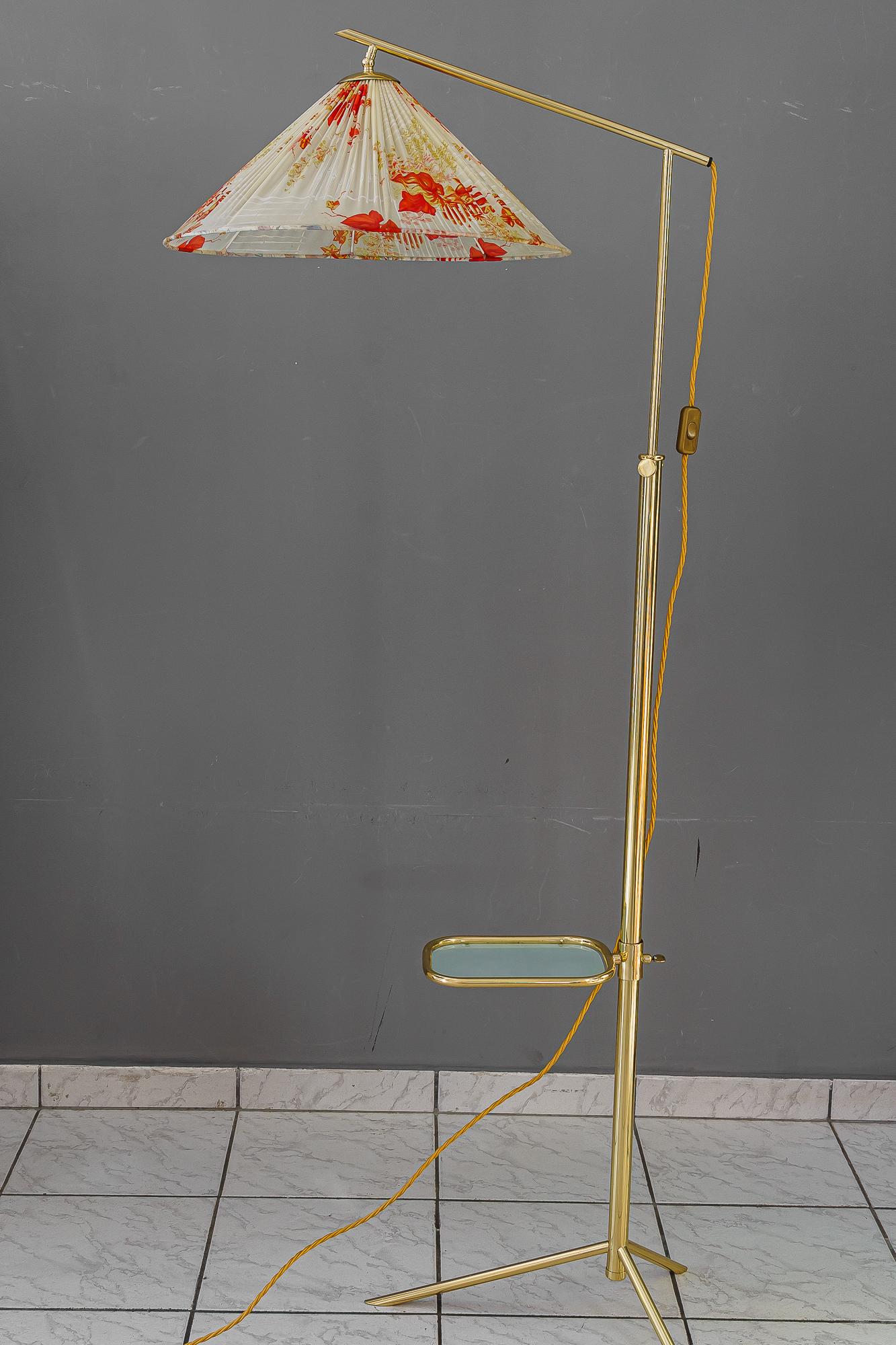 Mid-Century moderno Lampada da terra ad altezza regolabile con ripiano regolabile vienna 1950 circa in vendita