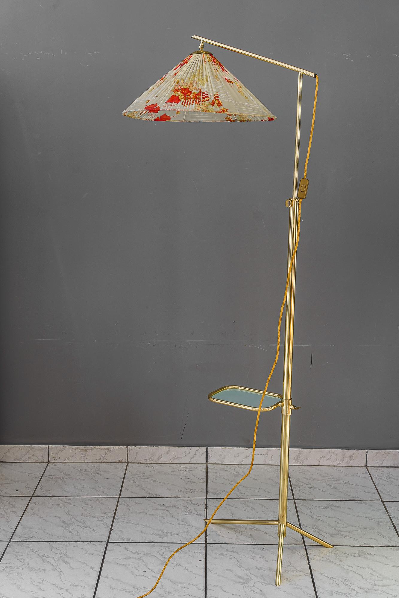 Austriaco Lampada da terra ad altezza regolabile con ripiano regolabile vienna 1950 circa in vendita