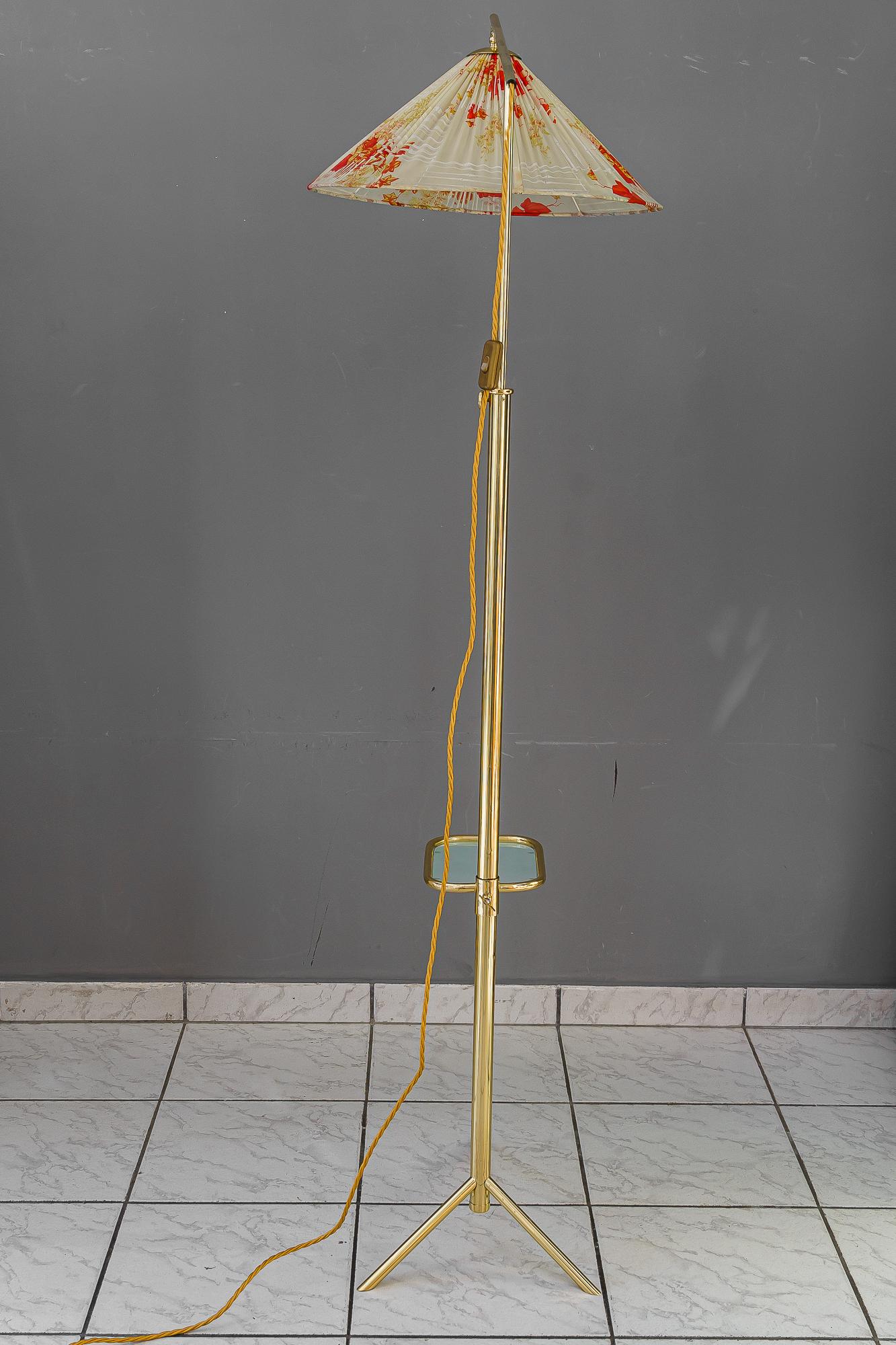 Laccato Lampada da terra ad altezza regolabile con ripiano regolabile vienna 1950 circa in vendita