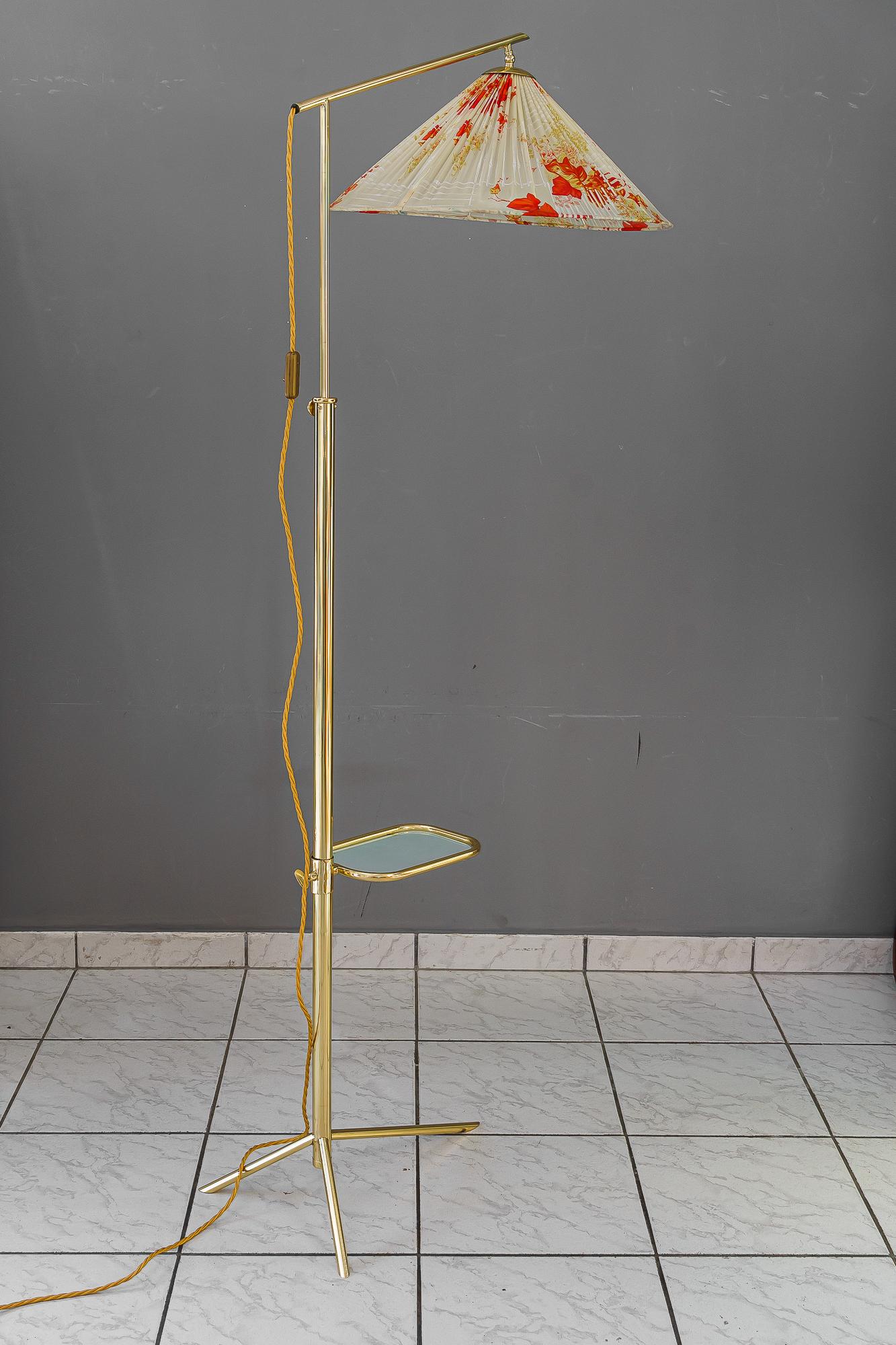 Lampada da terra ad altezza regolabile con ripiano regolabile vienna 1950 circa In condizioni buone in vendita a Wien, AT