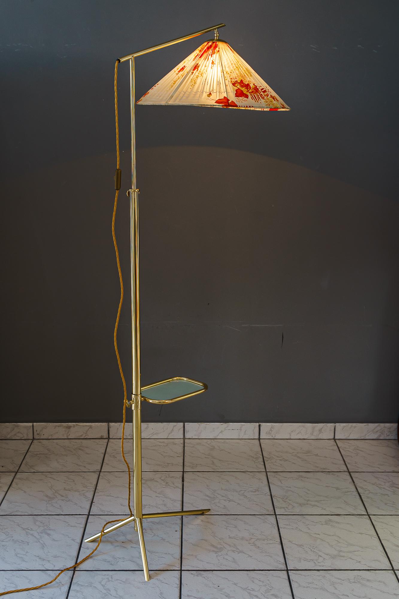 Metà XX secolo Lampada da terra ad altezza regolabile con ripiano regolabile vienna 1950 circa in vendita