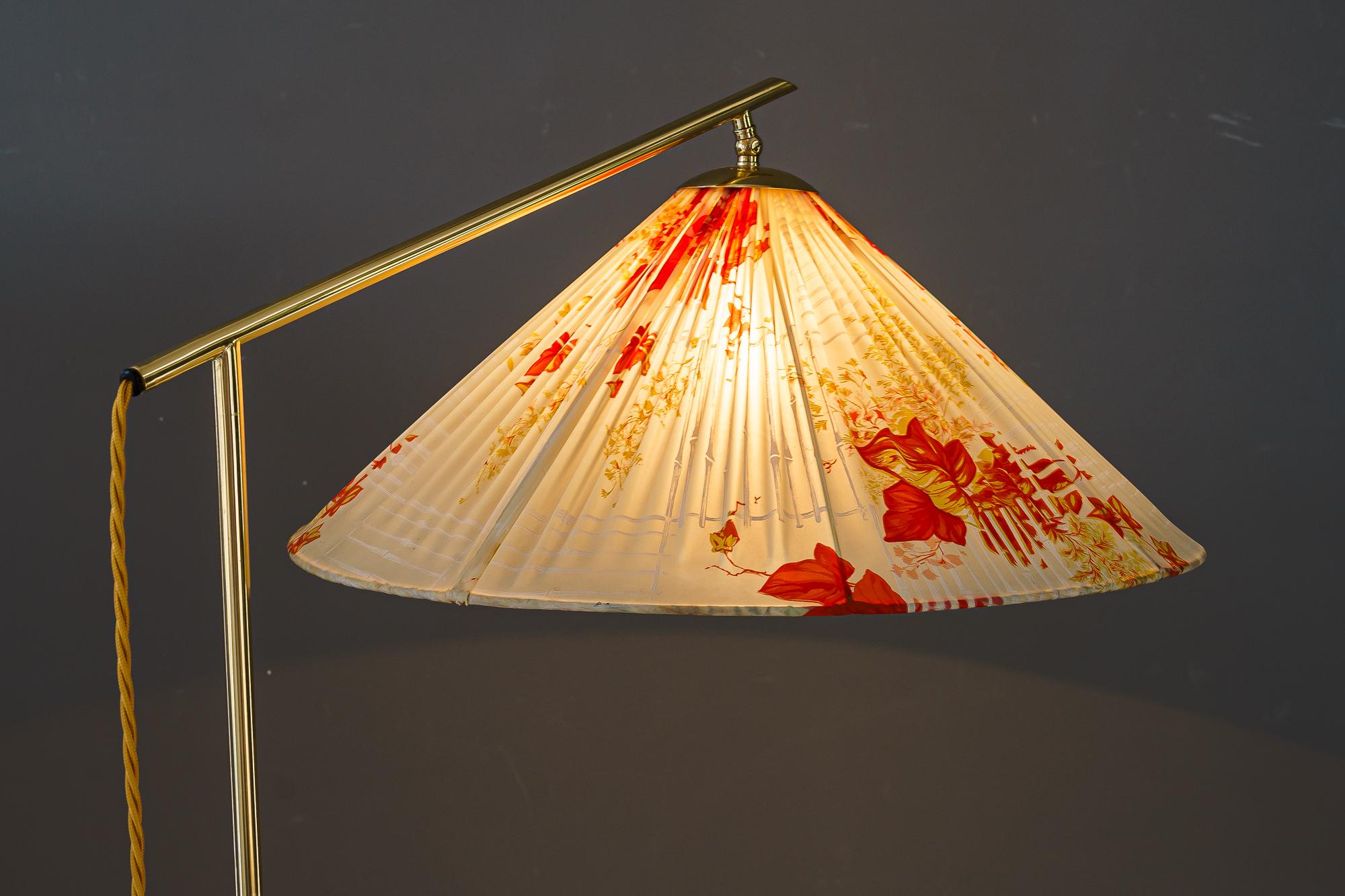 Ottone Lampada da terra ad altezza regolabile con ripiano regolabile vienna 1950 circa in vendita