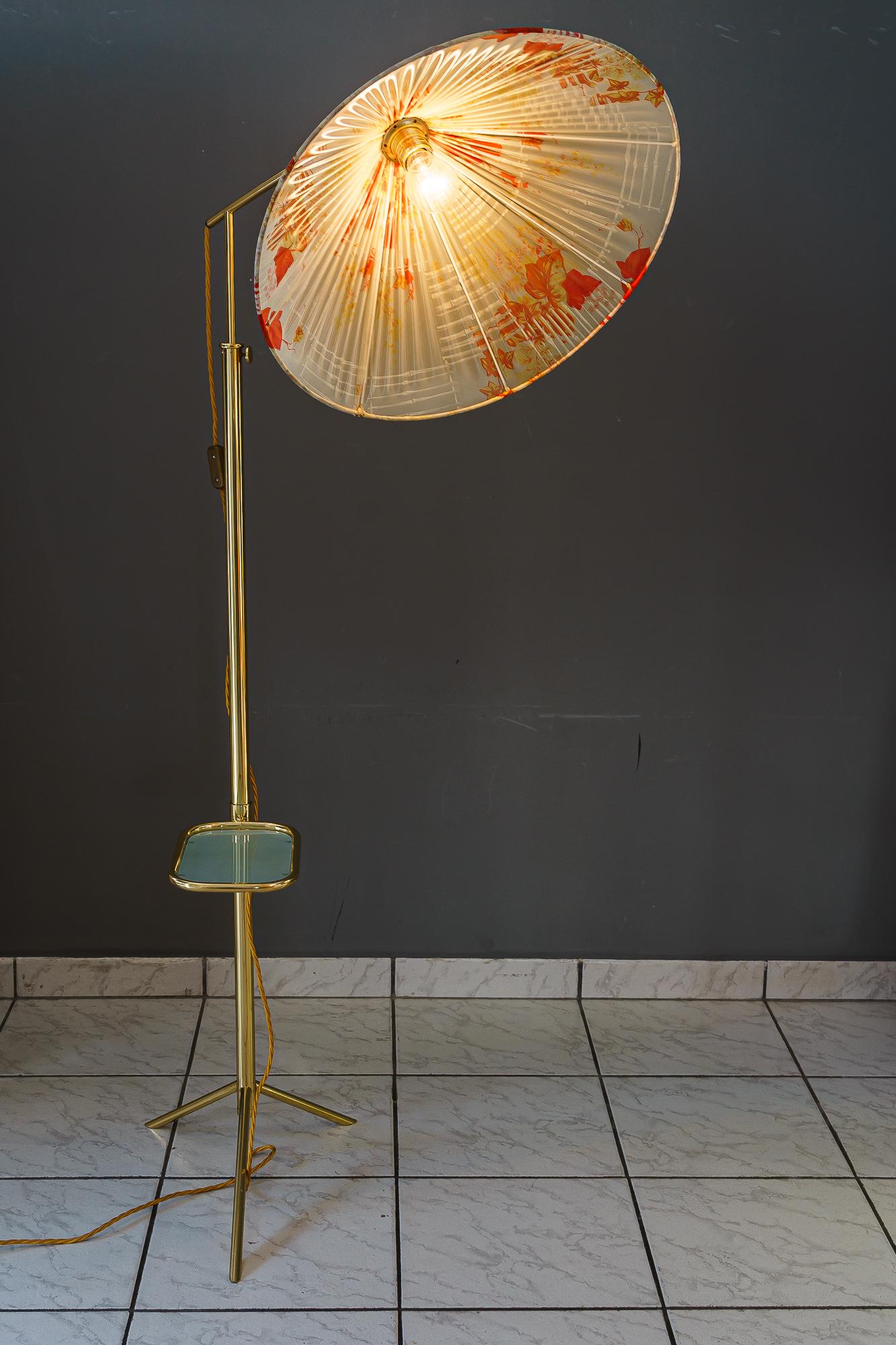 Lampada da terra ad altezza regolabile con ripiano regolabile vienna 1950 circa in vendita 1