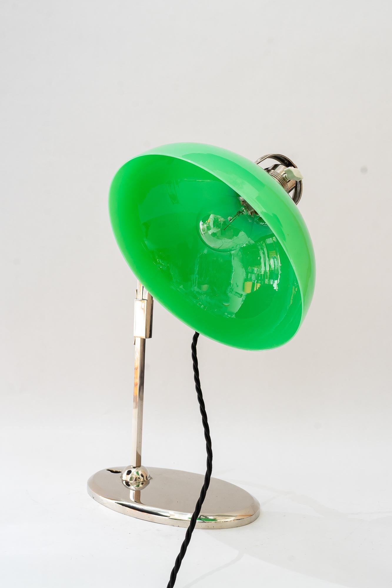 Lámpara de mesa niquelada regulable en altura con pantalla de cristal opal viena años 20 en venta 3