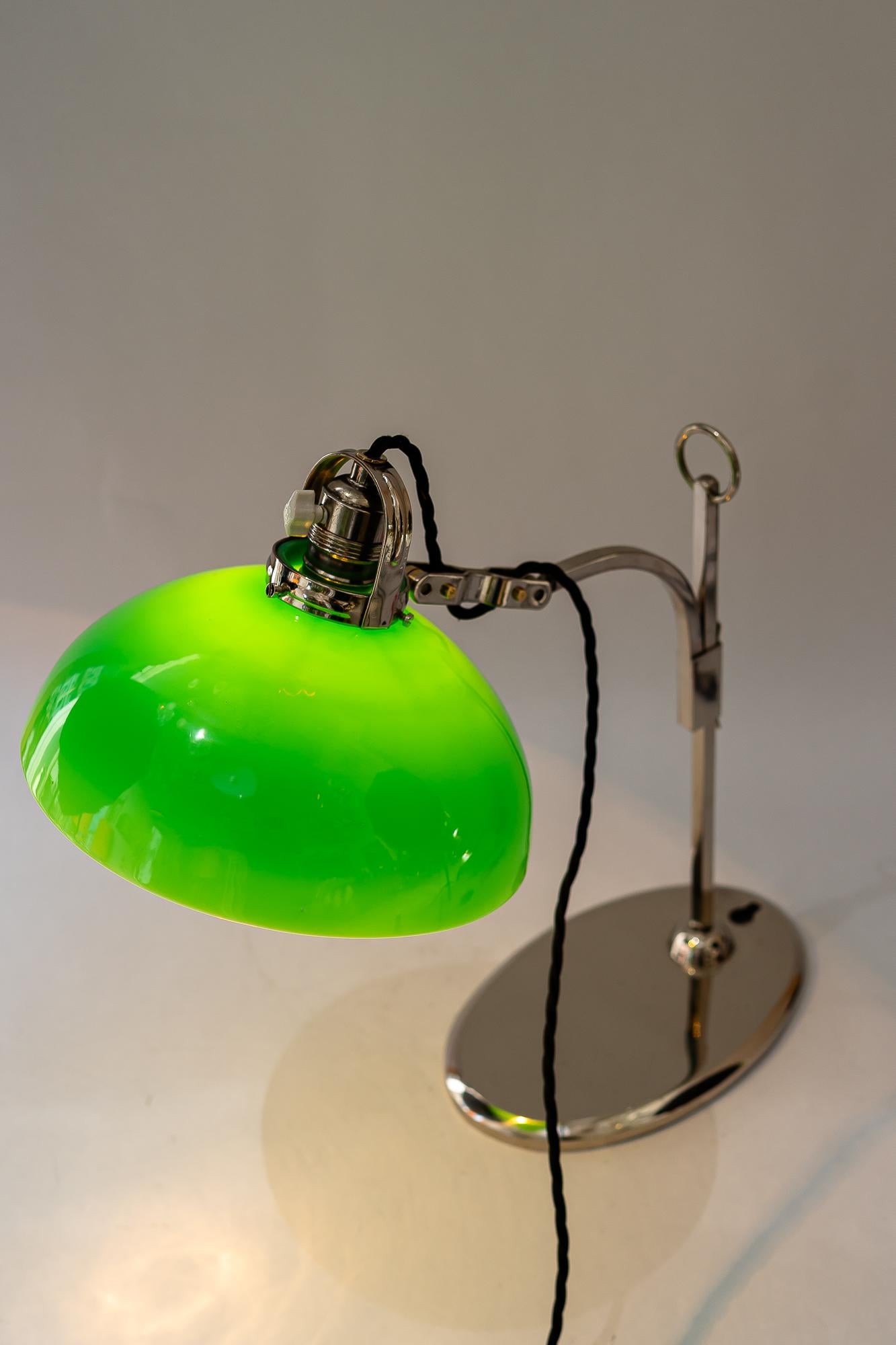 Lámpara de mesa niquelada regulable en altura con pantalla de cristal opal viena años 20 en venta 6
