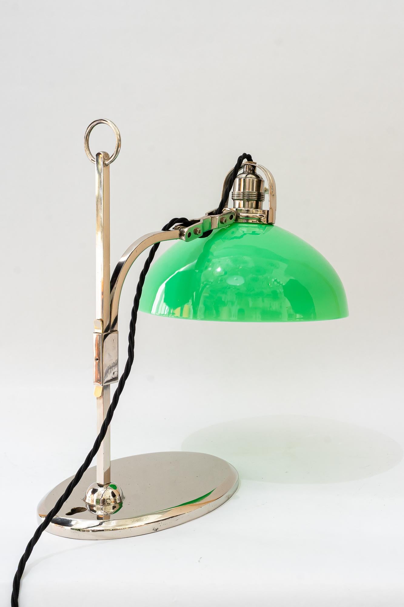 Lámpara de mesa niquelada regulable en altura con pantalla de cristal opal viena años 20 Austríaco en venta