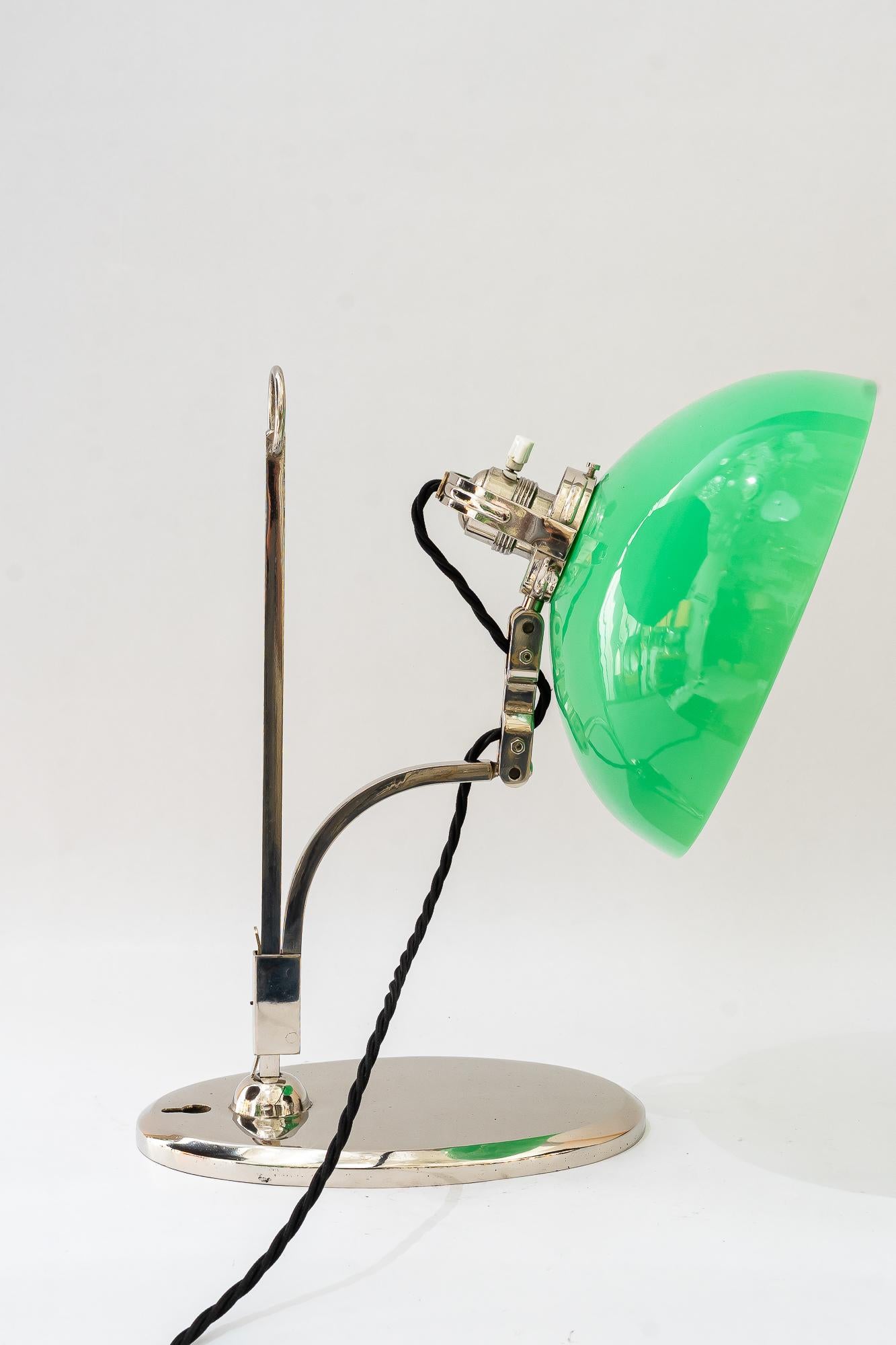 Lámpara de mesa niquelada regulable en altura con pantalla de cristal opal viena años 20 en Bueno estado para la venta en Wien, AT
