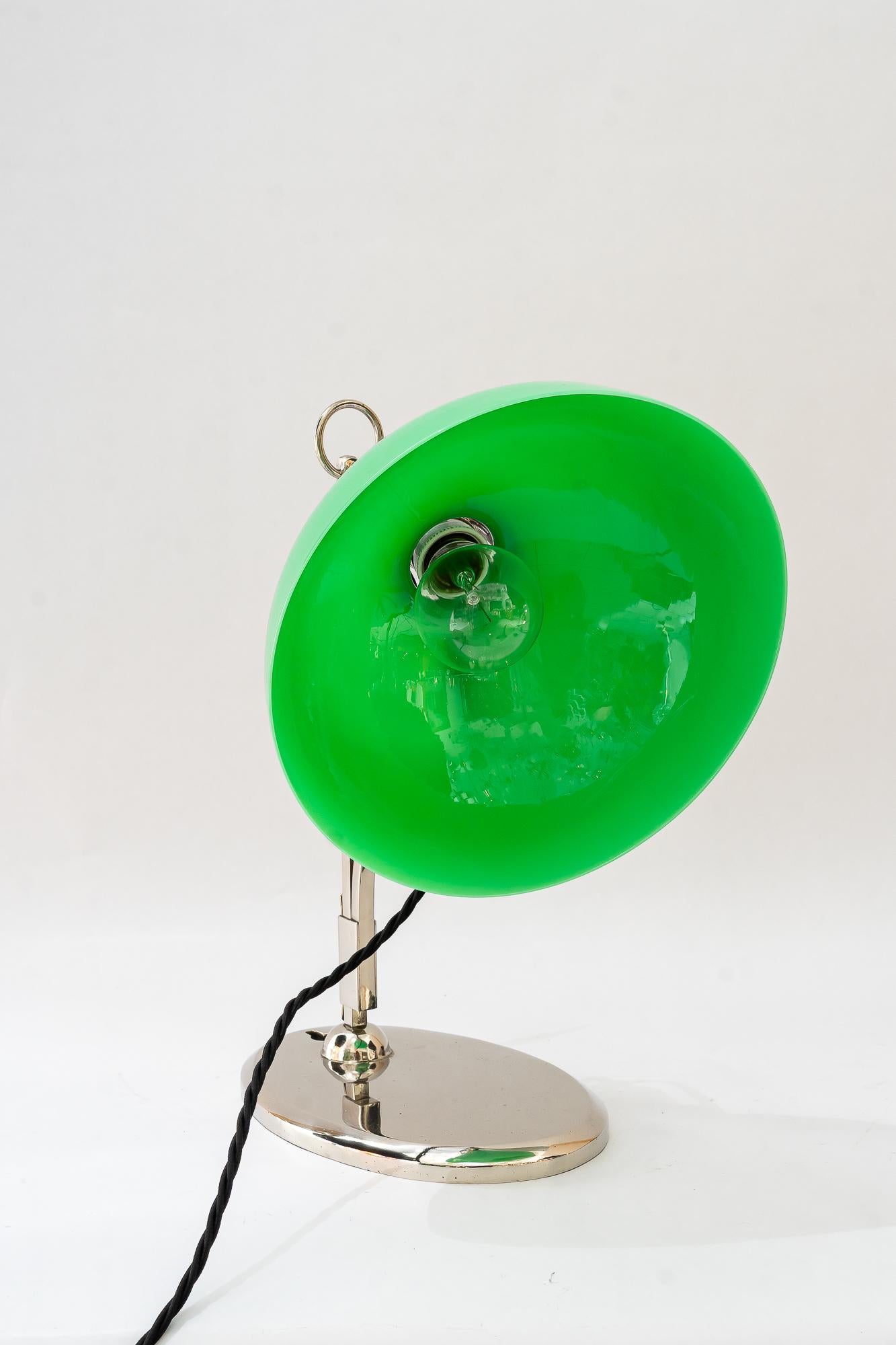 Lámpara de mesa niquelada regulable en altura con pantalla de cristal opal viena años 20 principios del siglo XX en venta