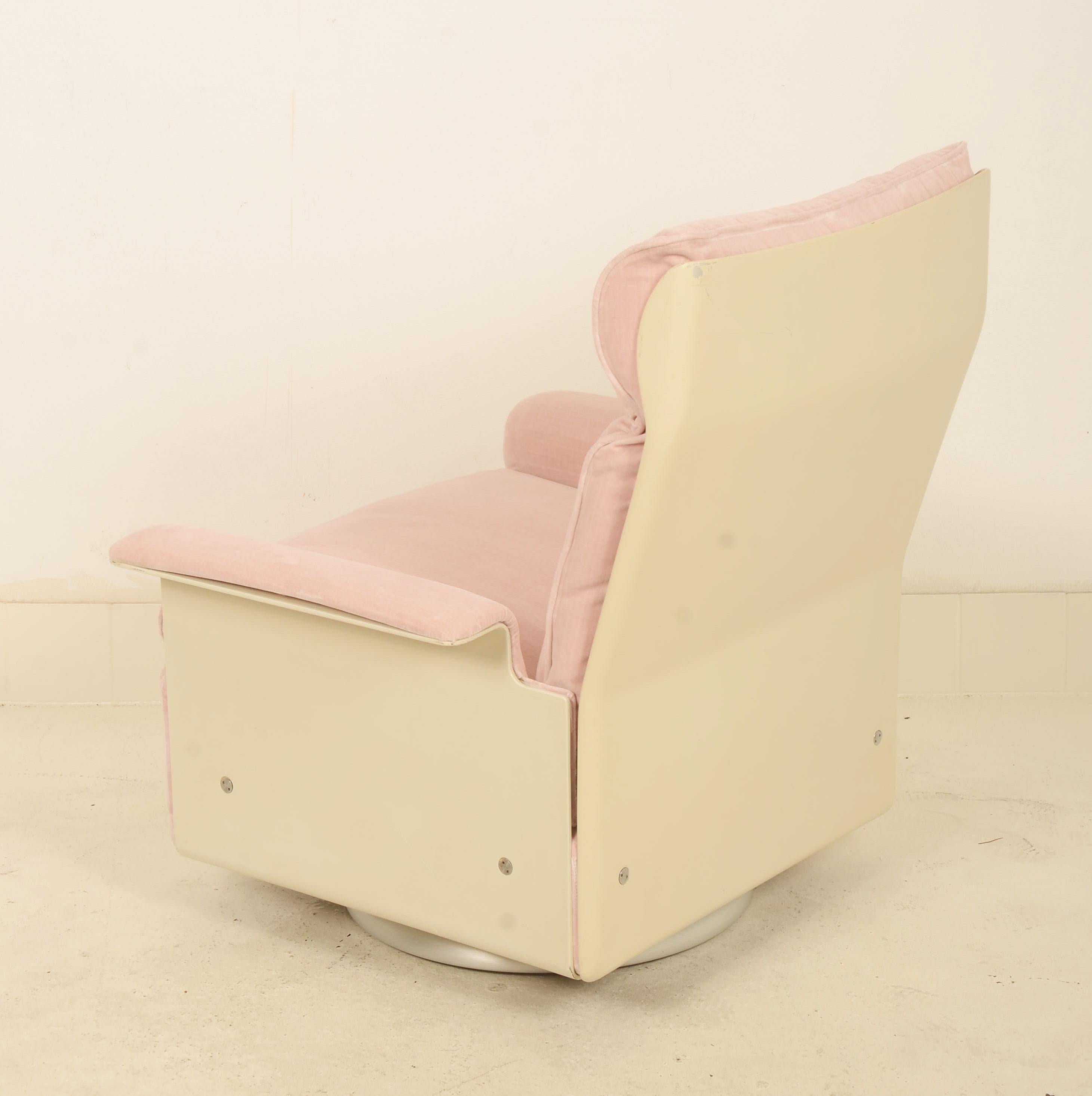 Conçu par Dieter Rams en 1962. Produit par Vitsoe Modèle 620
Système modulaire. Cadre en plastique laqué gris-blanc, renforcé de fibres de verre, sur un socle pivotant. Coussin d'assise et dossier avec padding en duvet, nouvelle housse en velours