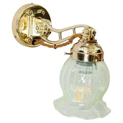 Lampada da parete regolabile di alta qualità e solidità con paralume in vetro opalino anni '20