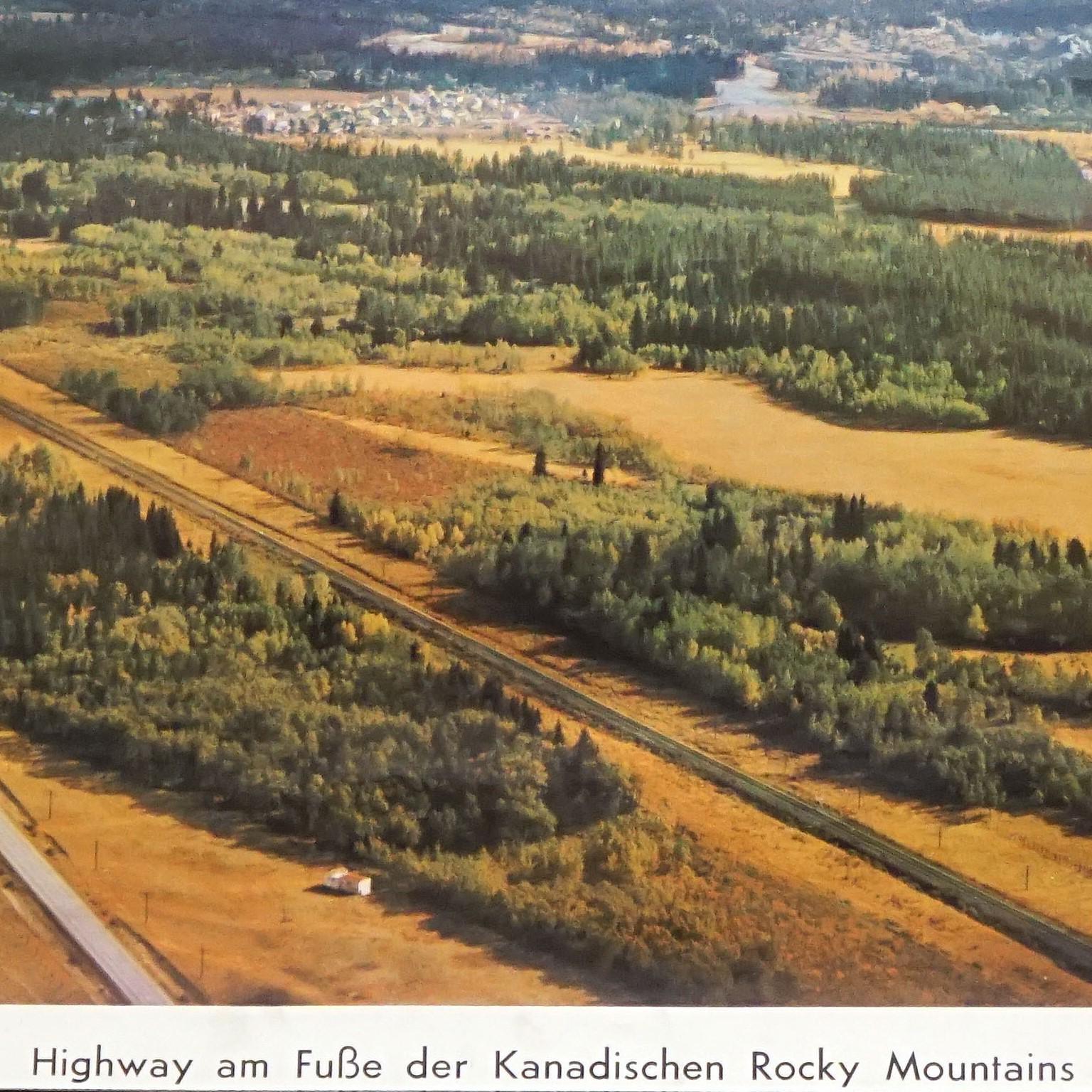Highway at the Rocky Mountains, Vintage-Wandtafel mit gedrechselter Landschaft  (Deutsch) im Angebot