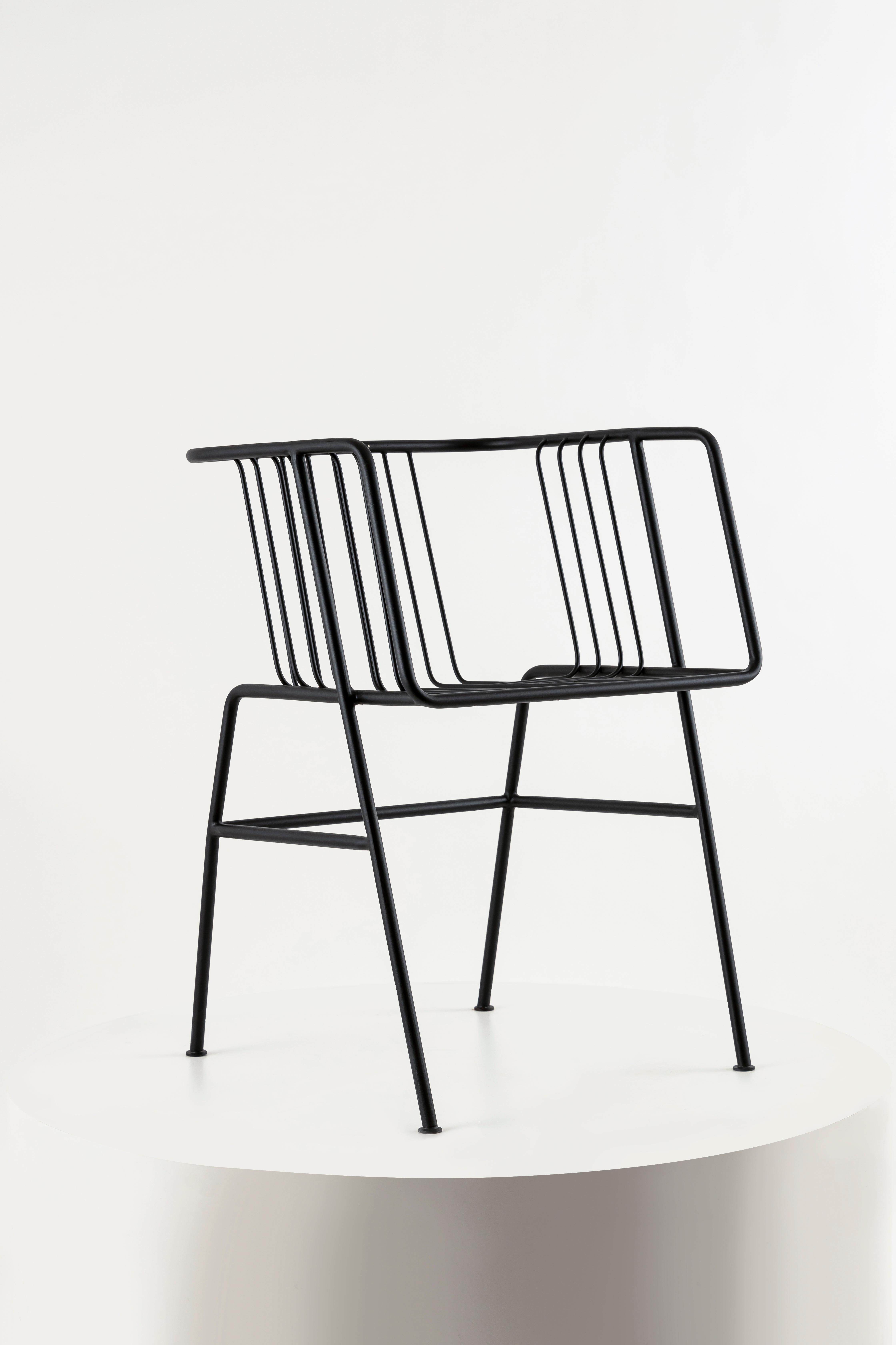 Come un miraggio illusorio su una lunga strada, Highway è un'alternativa rinfrescante per i tuoi spazi. Il design minimalista sfocia in una silhouette obliqua, leggera e raffinata. Un profilo compatto rende questo ingegnoso modello perfetto per la
