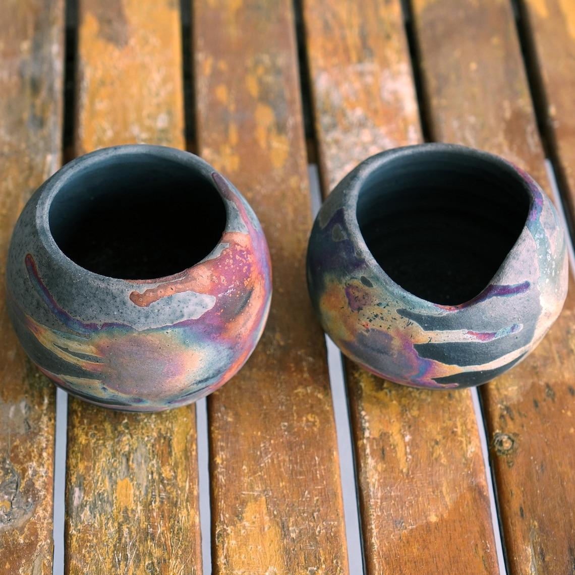Malaisien Vase en poterie Raku Hikari & Zen - Cuivre au carbone - Décoration intérieure en céramique faite à la main en vente