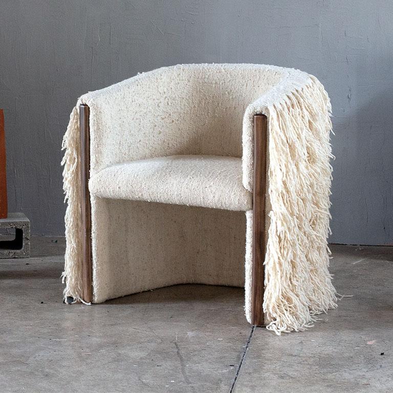Der Hilana Wool Chair ist ein einzigartiges Möbelstück, das Funktionalität, Form und Handwerk vereint. Er wird von Kunsthandwerkern in Momostenango, Guatemala, hergestellt, die jeden Stuhl auf einem Pedalwebstuhl aus handgesponnener Wolle