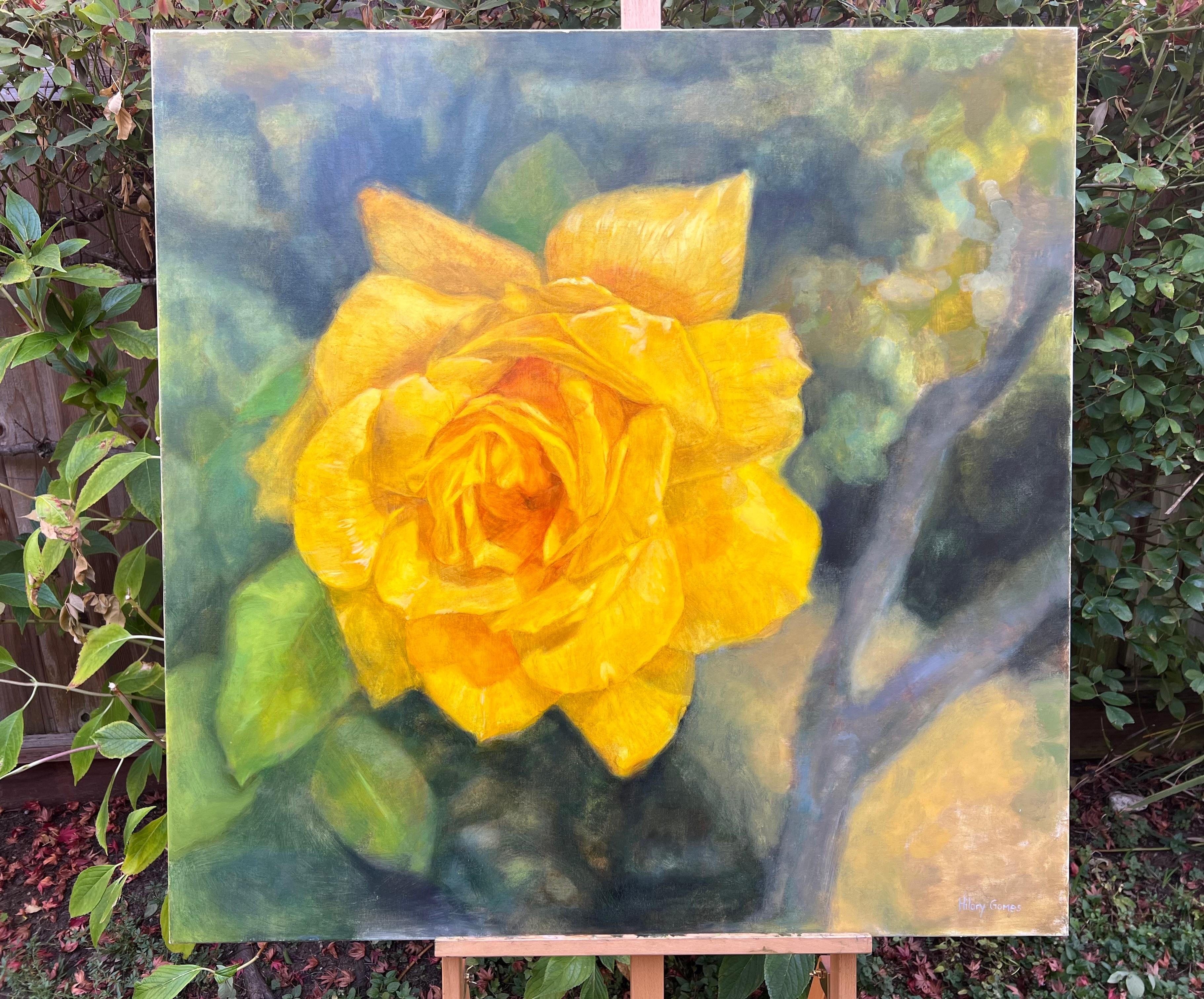 <p>Kommentare des Künstlers<br>Eine gelbe Rose blüht auf einem Strauch, ihre Blütenblätter glänzen in der Sonne. Durch Licht und Farbe fängt Hilary die inspirierende Schönheit ihres Gartens ein. Für sie ist das Malen von Blumen eine Metapher für das