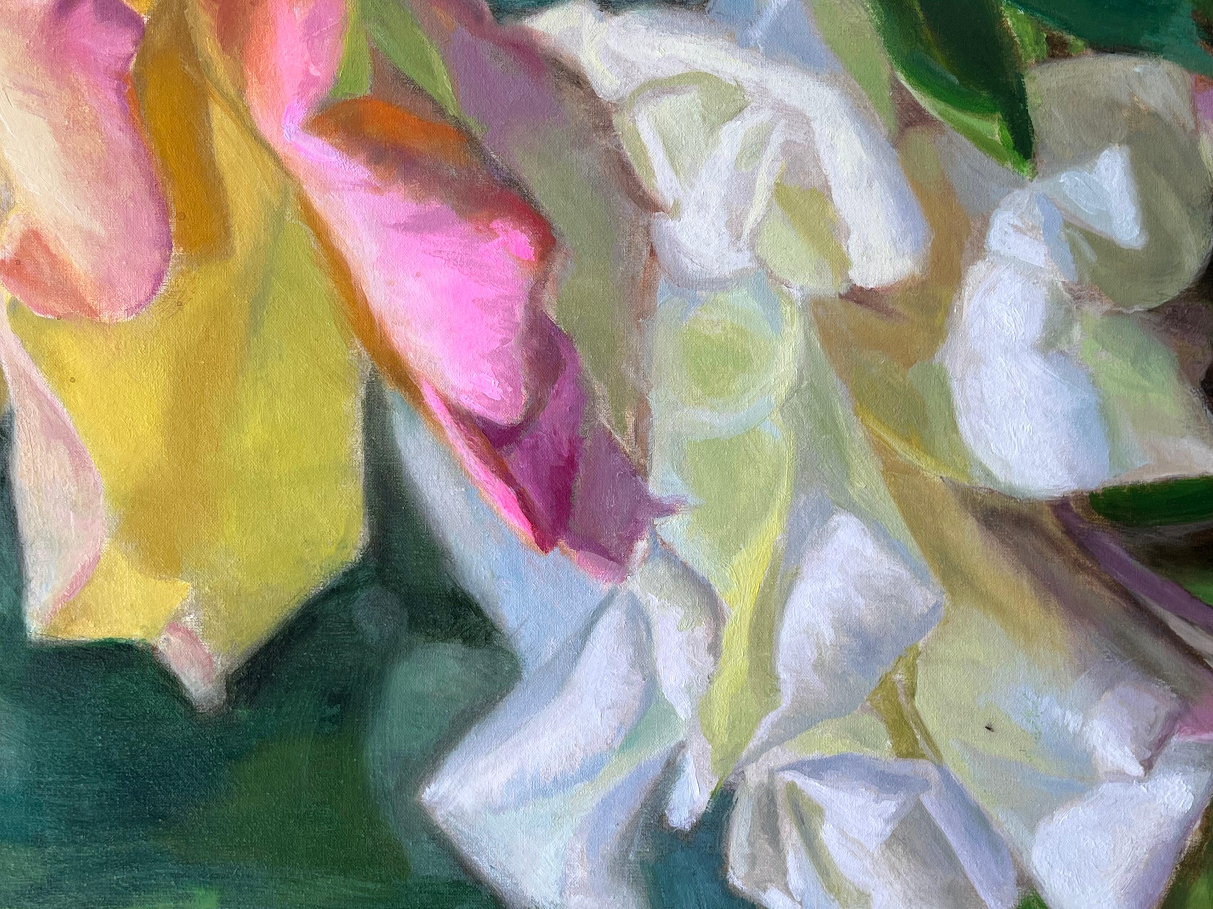 <p>Kommentare des Künstlers<br>Das Gemälde zeigt eine zarte gelbe Rose mit rosafarbenen Rändern an den Blütenblättern und eine weiße Blume, die anmutig im Hintergrund blüht. Das umgebende grüne Laub verleiht dem Stück einen Hauch von natürlicher