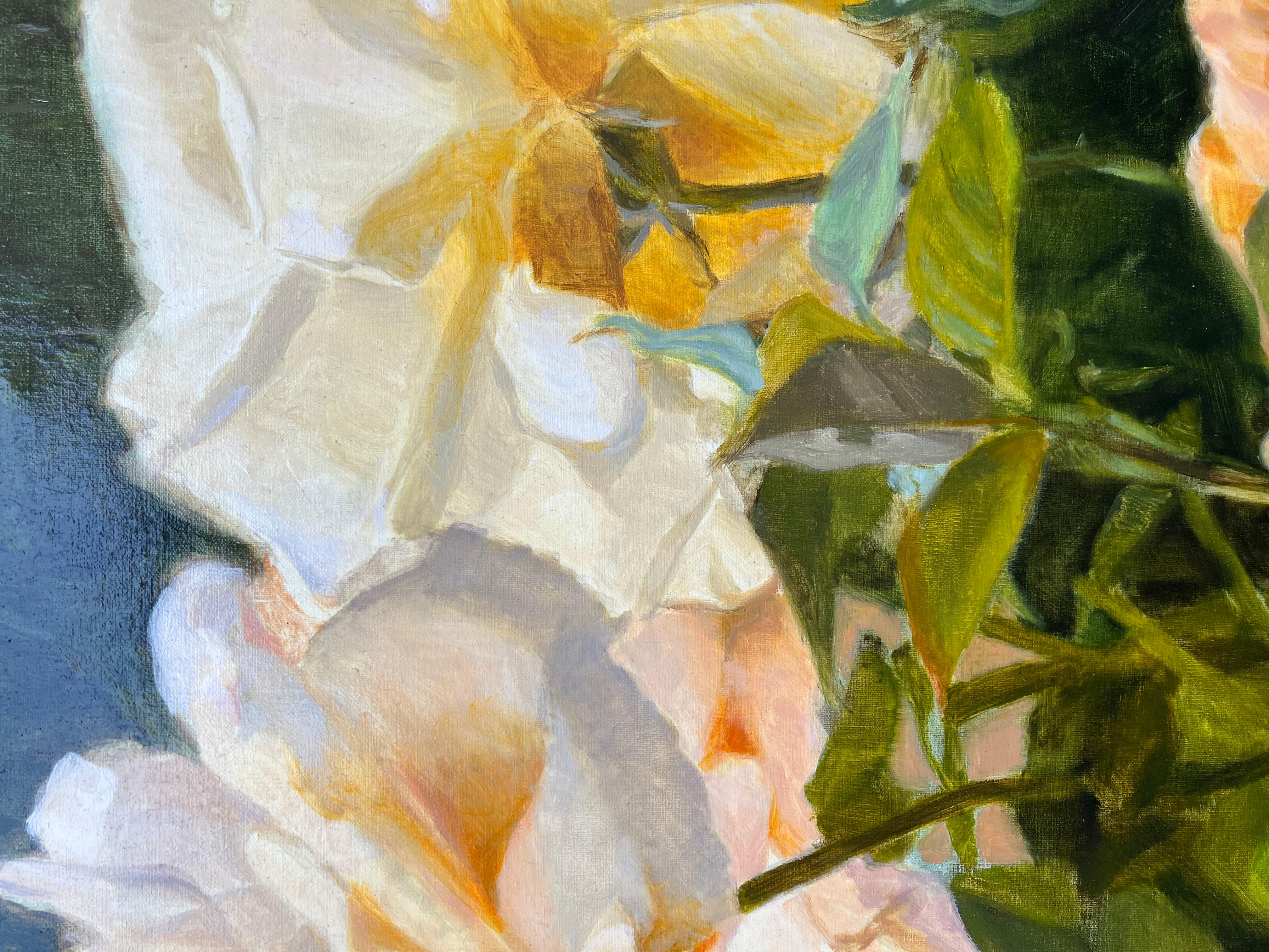 <p>Kommentare des Künstlers<br>Die weißen Rosen absorbieren das goldene Sonnenlicht und werfen einen gelben und pfirsichfarbenen Farbton auf ihre Blütenblätter. Die umliegenden Blätter bilden einen üppigen Hintergrund, der den Vintage-Charme der