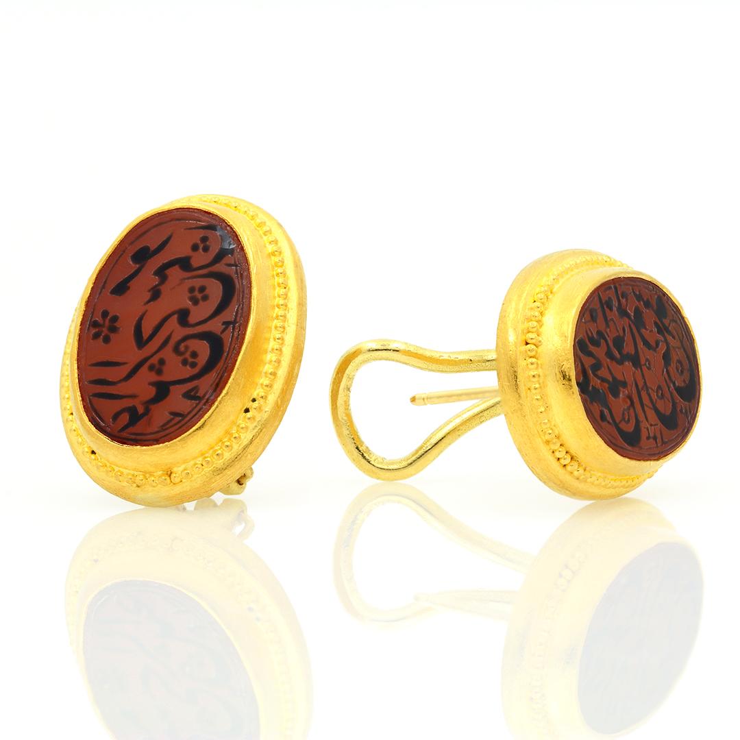 Women's or Men's Hilat 24 Karat Yellow Gold and Agate Earrings