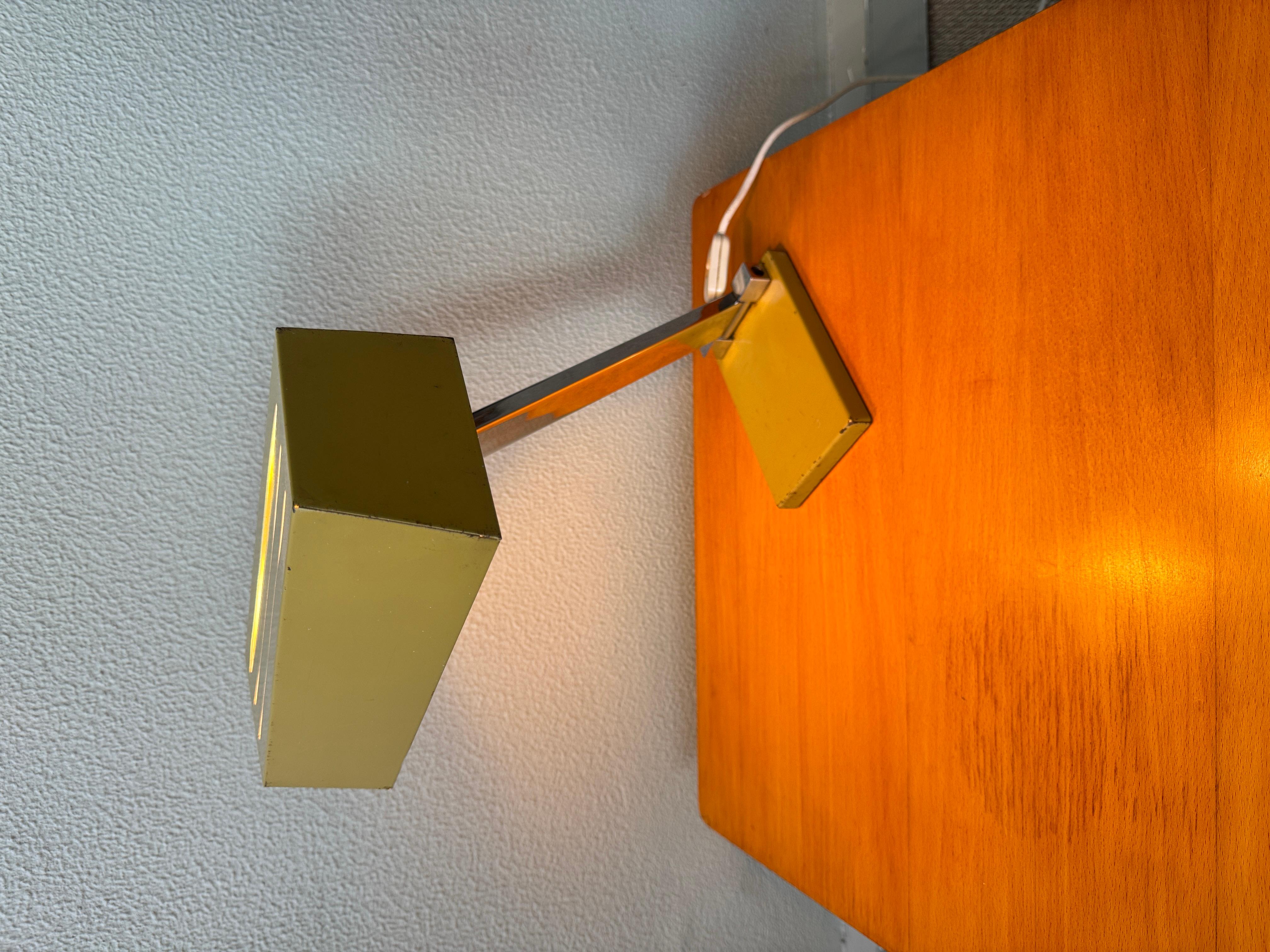 Hilbrand 1970s Geometric Table Lamp Yellow Metal Shade Chrome Stem Modernist In Good Condition For Sale In Lisboa, PT