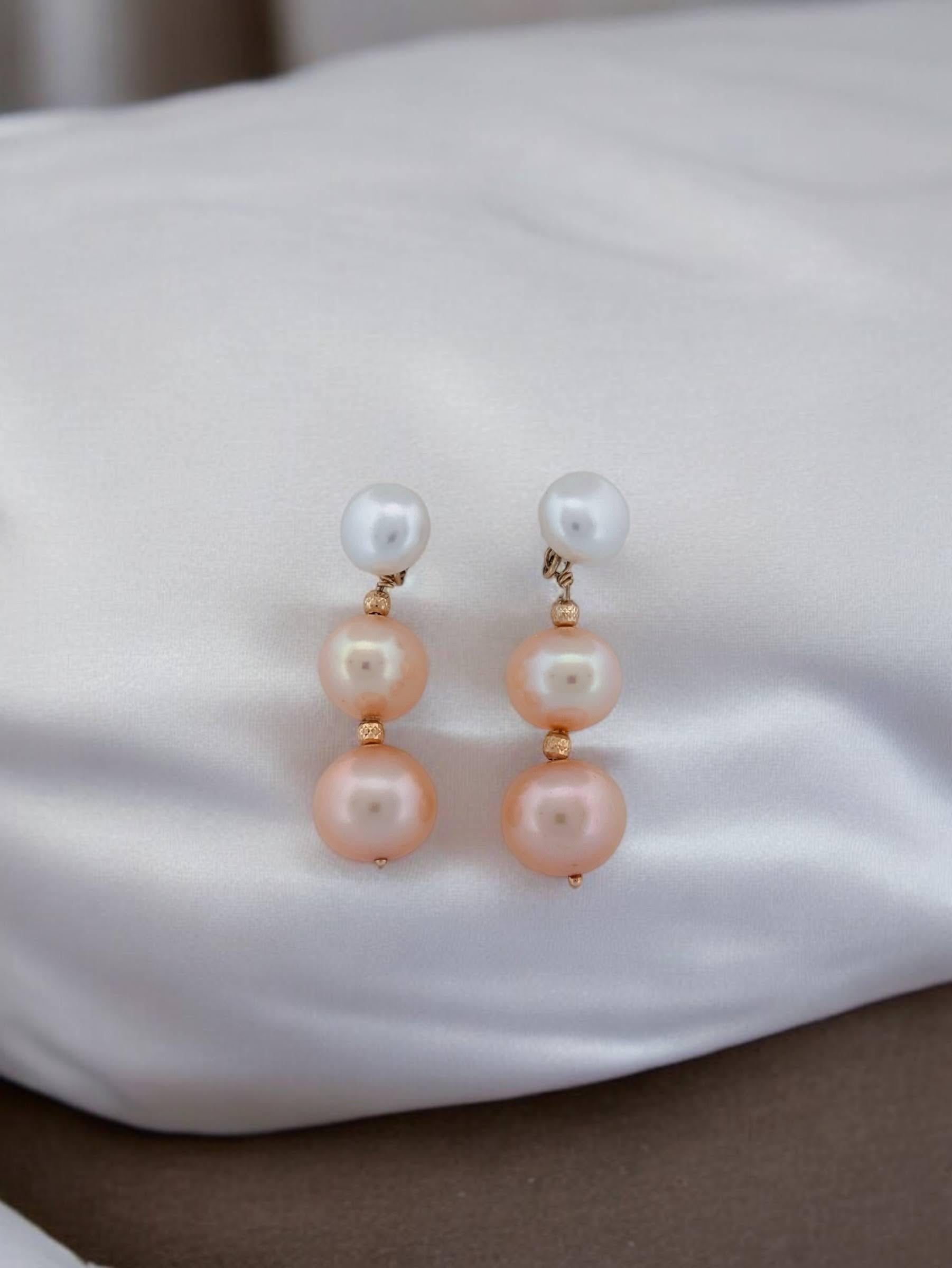 Les boucles d'oreilles en perles d'eau douce Hilda, d'une beauté intemporelle, sont composées de superbes perles d'eau douce blanches et roses qui se balancent gracieusement au milieu d'accents en or jaune 10k. Ces élégantes boucles d'oreilles en