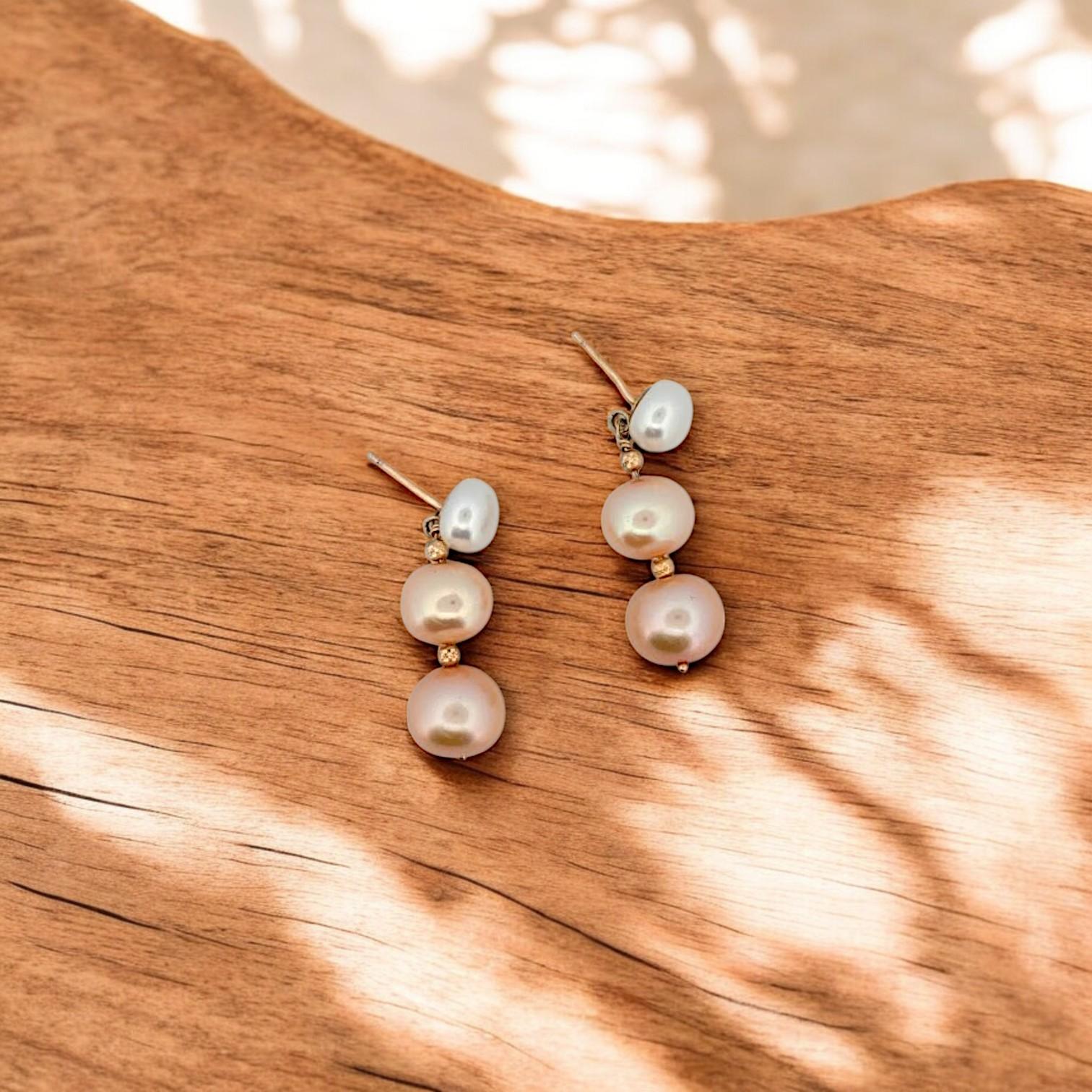 Artisan Hilda Pendants d'oreilles pendants en or jaune 10 carats avec perles d'eau douce en vente