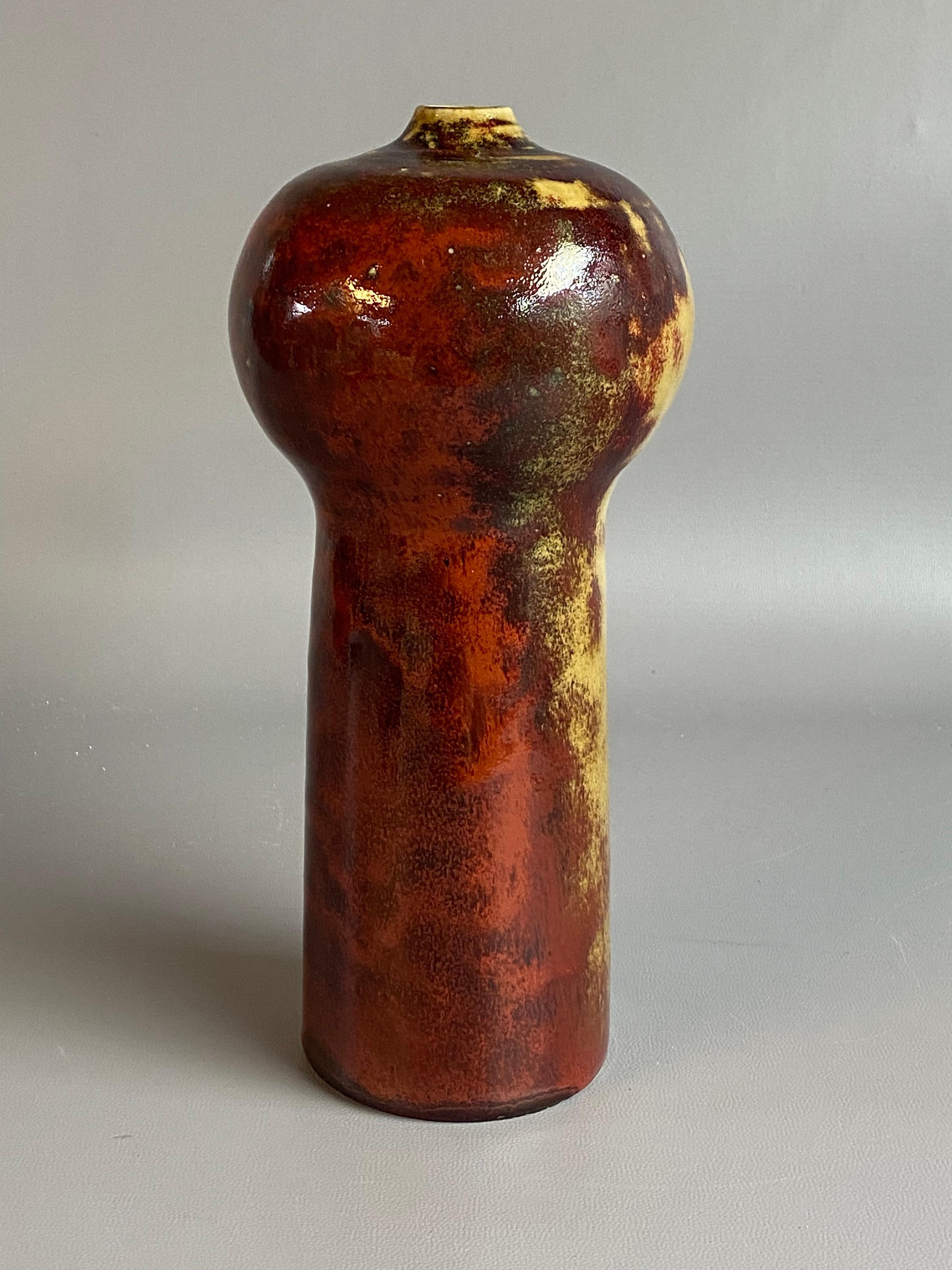 Hildegard Storr Britz (1915-1982) Vase en grès Oxblood, moderniste du milieu du siècle. Le potier allemand a écrit le livre complet 