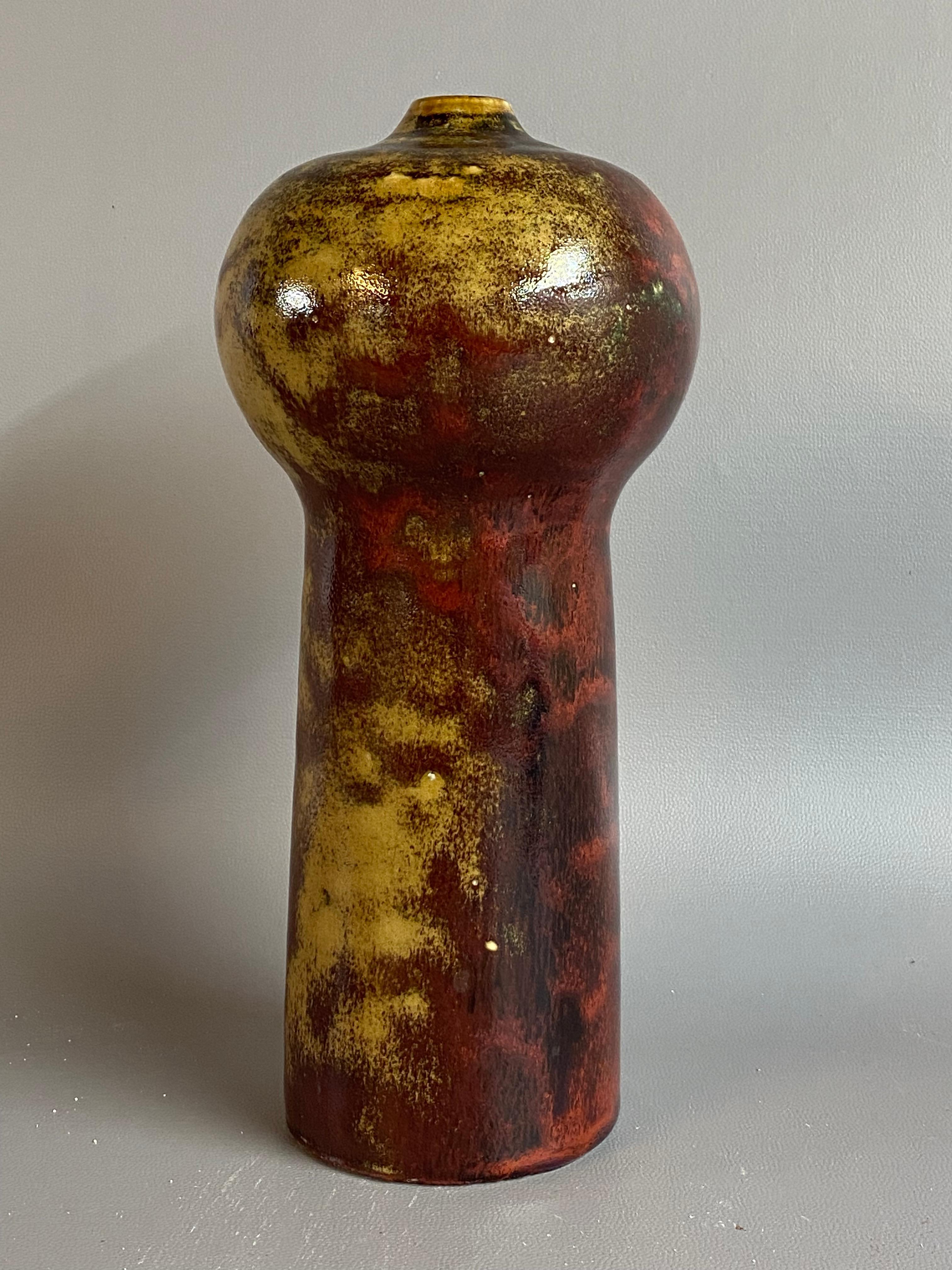 Hildegard Storr Britz (1915-1982) Moderniste du milieu du siècle Vase en grès couleur sang-de-bœuf Bon état - En vente à Garnerville, NY