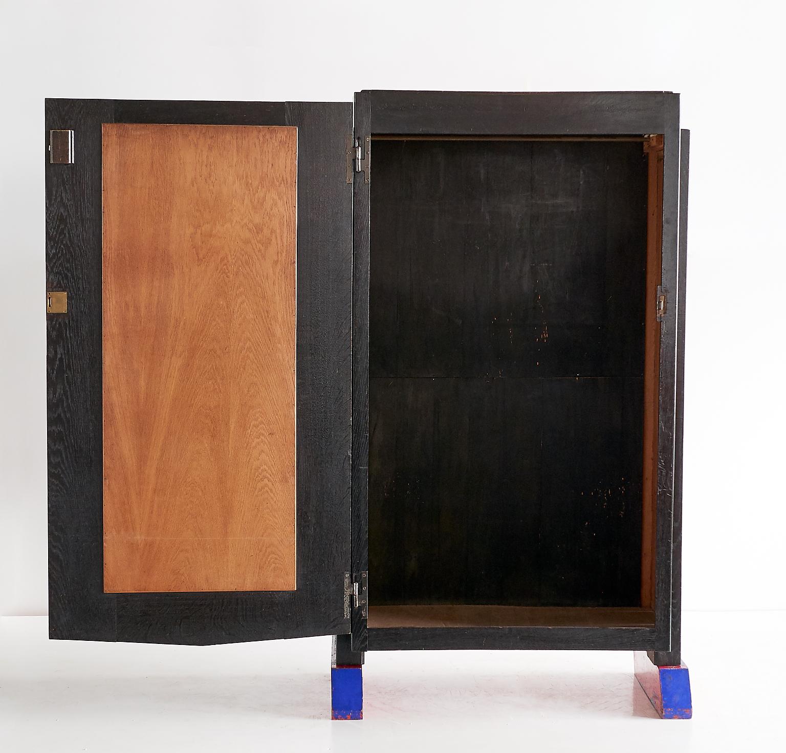 Hildo Krop Important Cabinet in Oak, Designed for His Own Home, De Stijl, 1930 In Good Condition For Sale In The Hague, NL