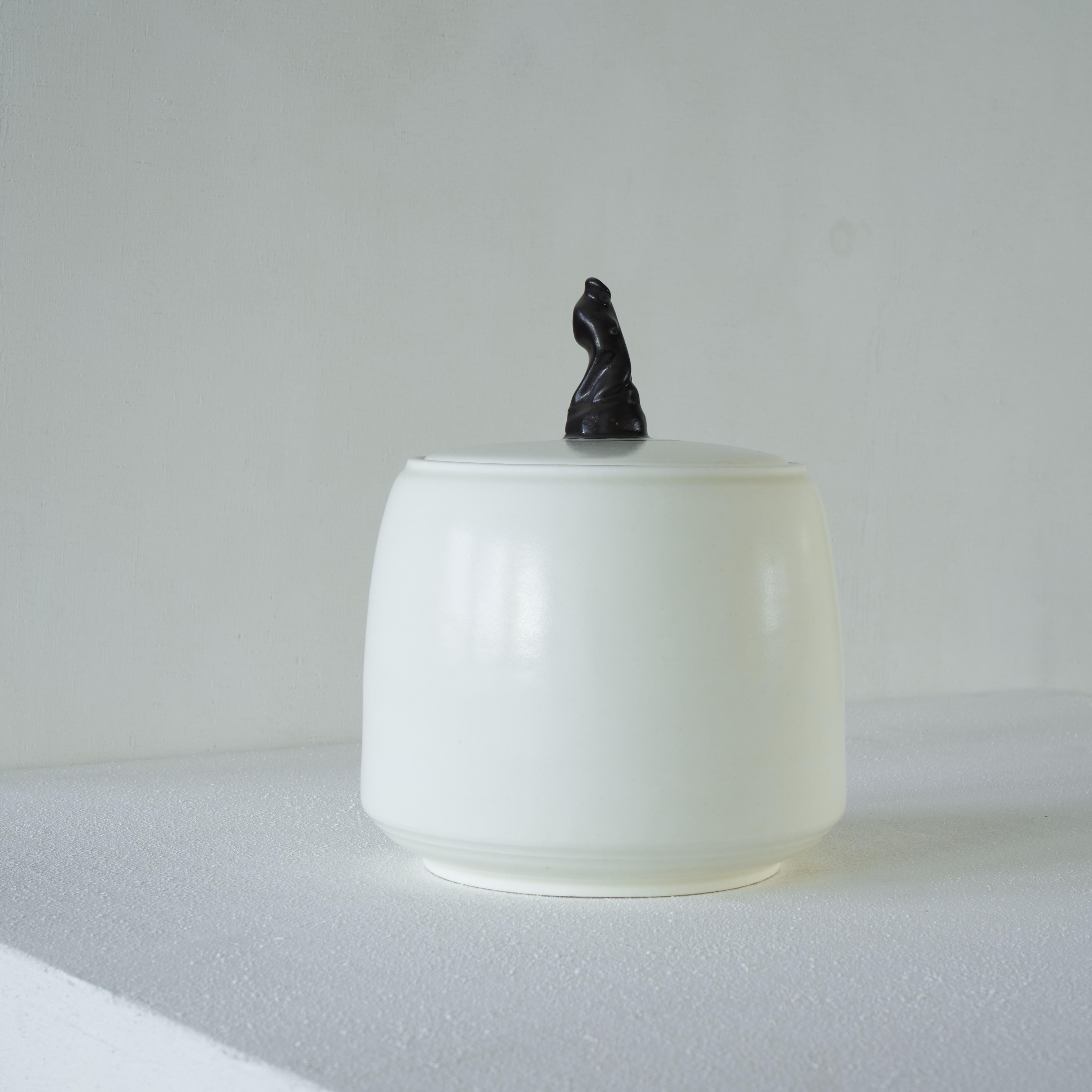 Beautiful early lidded pot by artist Hildo Krop for ESKAF (Eerste Steenwijkse Kunst Aardewerk Fabriek). The Netherlands, 1920s.

A special and rare find. This beautiful, simple and graceful lidded pot was designed by one of the most famous Dutch