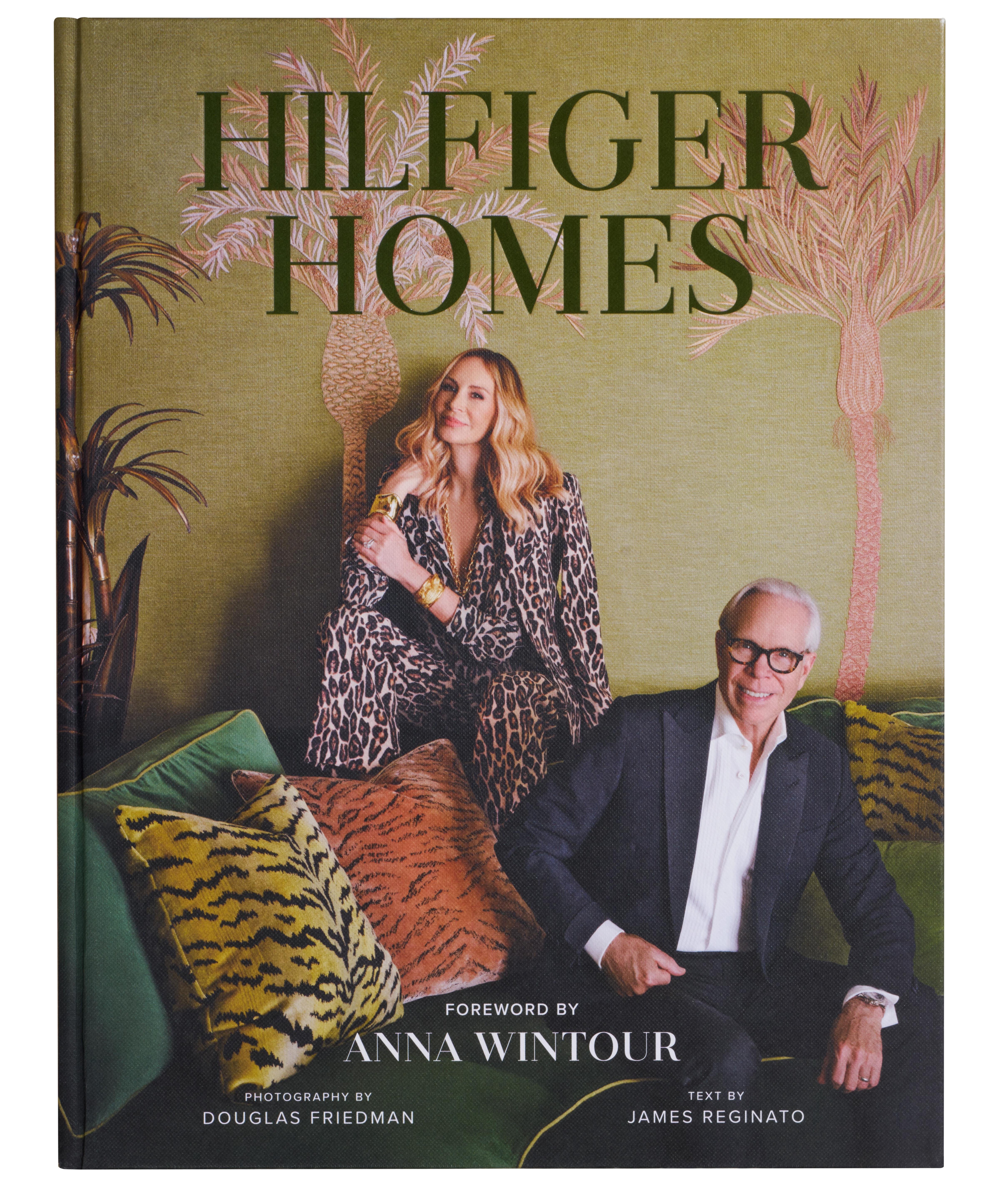 Dans ce nouveau livre époustouflant, Tommy Hilfiger et Dee Ocleppo Hilfiger, visionnaires du style, invitent les lecteurs à pénétrer dans leurs sept maisons au design unique, chacune étant l'expression audacieuse de leur approche emblématique du