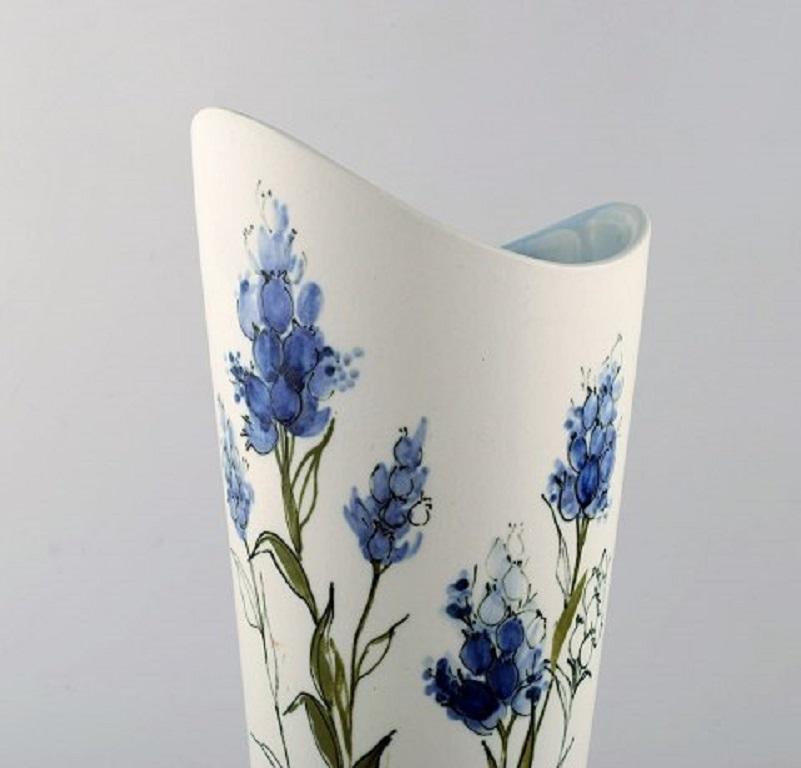 Hilkka-Liisa Ahola (1920-2009) for Arabia. Vase in glazed ceramic with floral motif. 1960's.
Measures: 30.5 x 15 cm.
Stamped.
In very good condition.

  