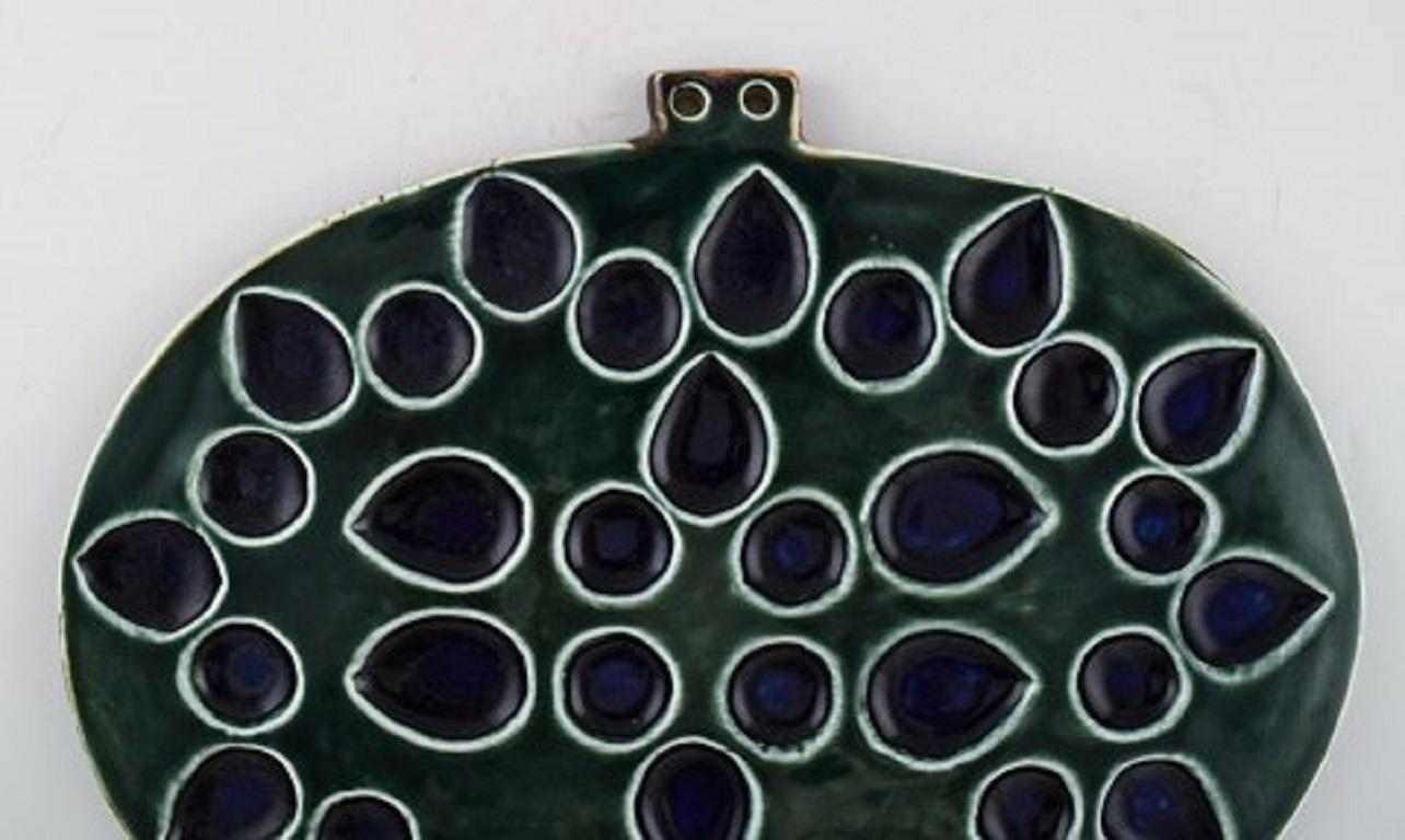 Hilkka Säynäjärvi for Arabia. Unique glazed ceramic wall plaque. Beautiful glaze in blue and green shades, 1960s.
Measures: 28 x 23 cm.
In very good condition.
Stamped.