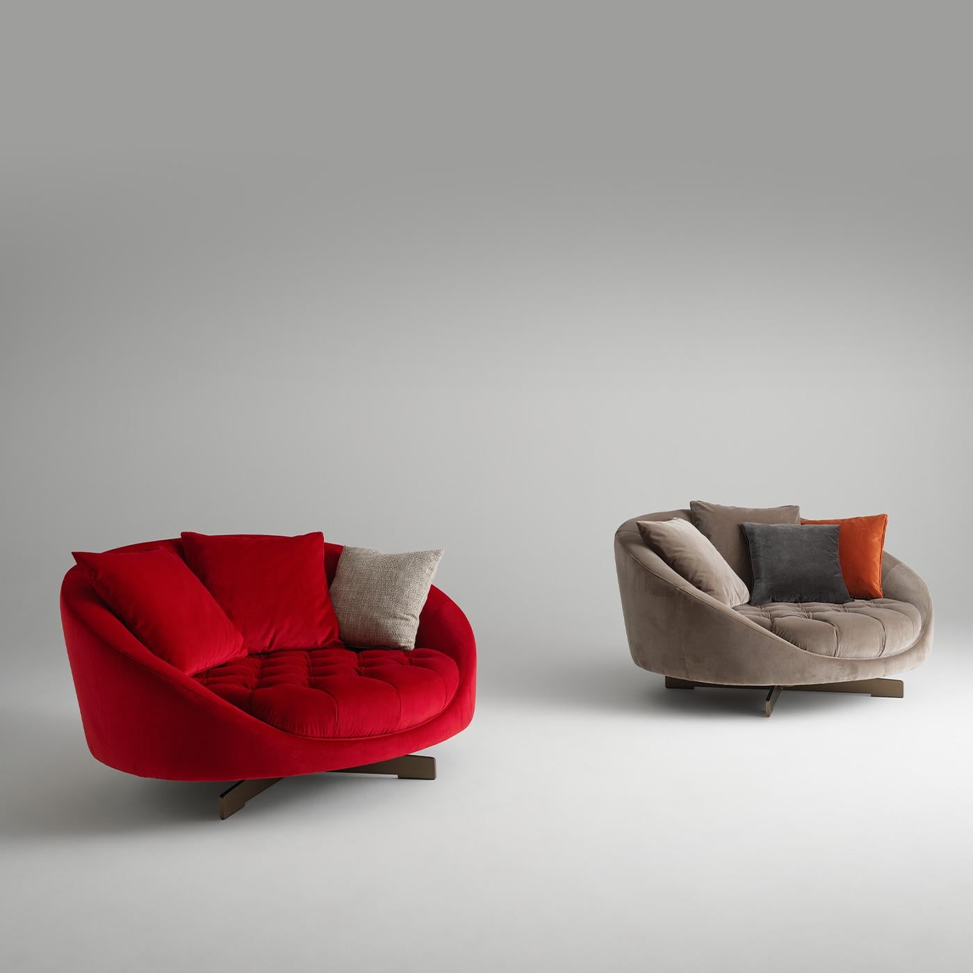 Ce magnifique canapé coussiné de Studio MA se caractérise par une allure douce et chaleureuse qui est une invitation séduisante au confort et à la détente. Cette pièce étonnante occupera le devant de la scène dans un salon contemporain. Reposant sur