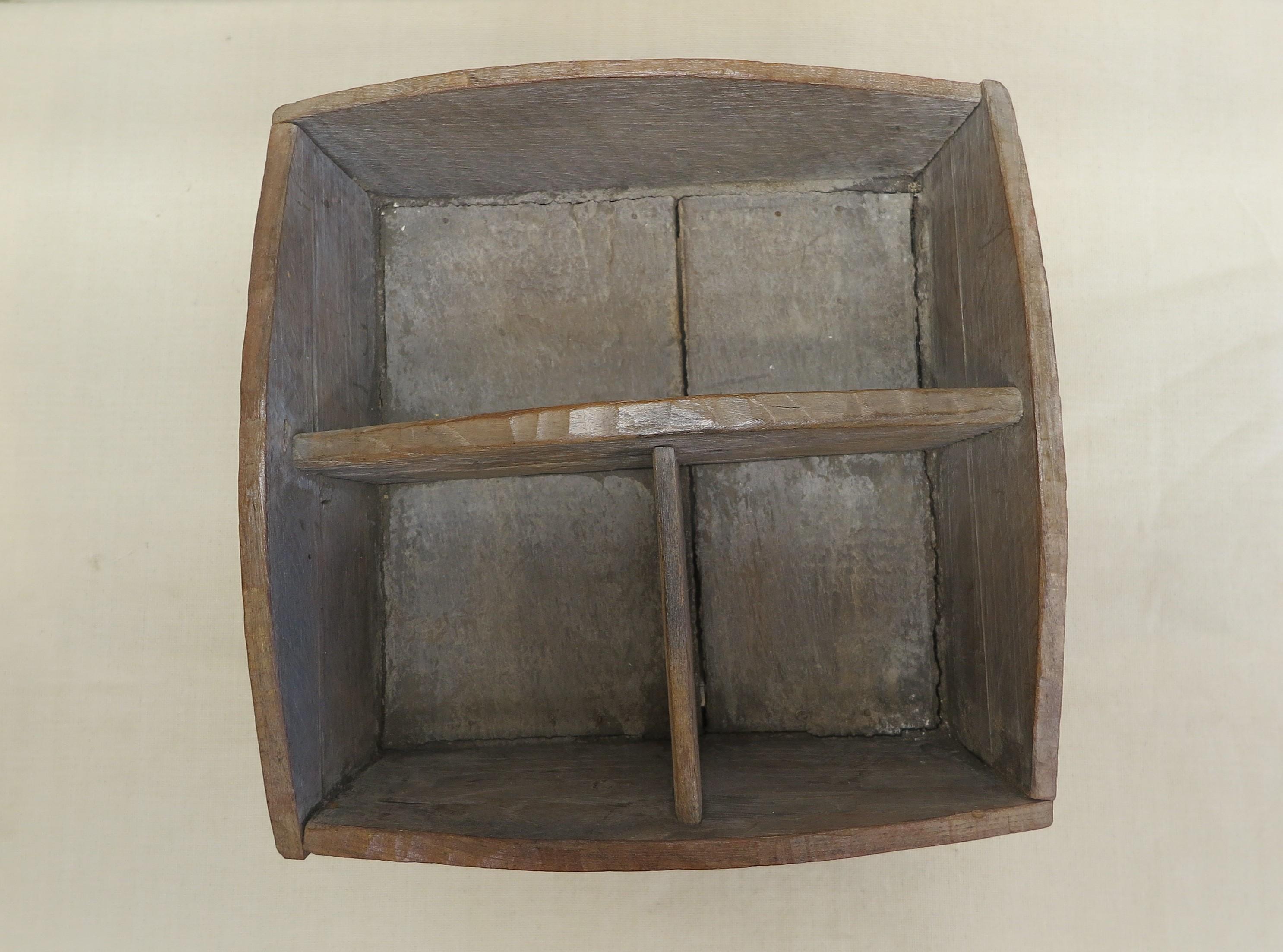 Sculpté Boîte de noix de bétel de la tribu Hill en vente