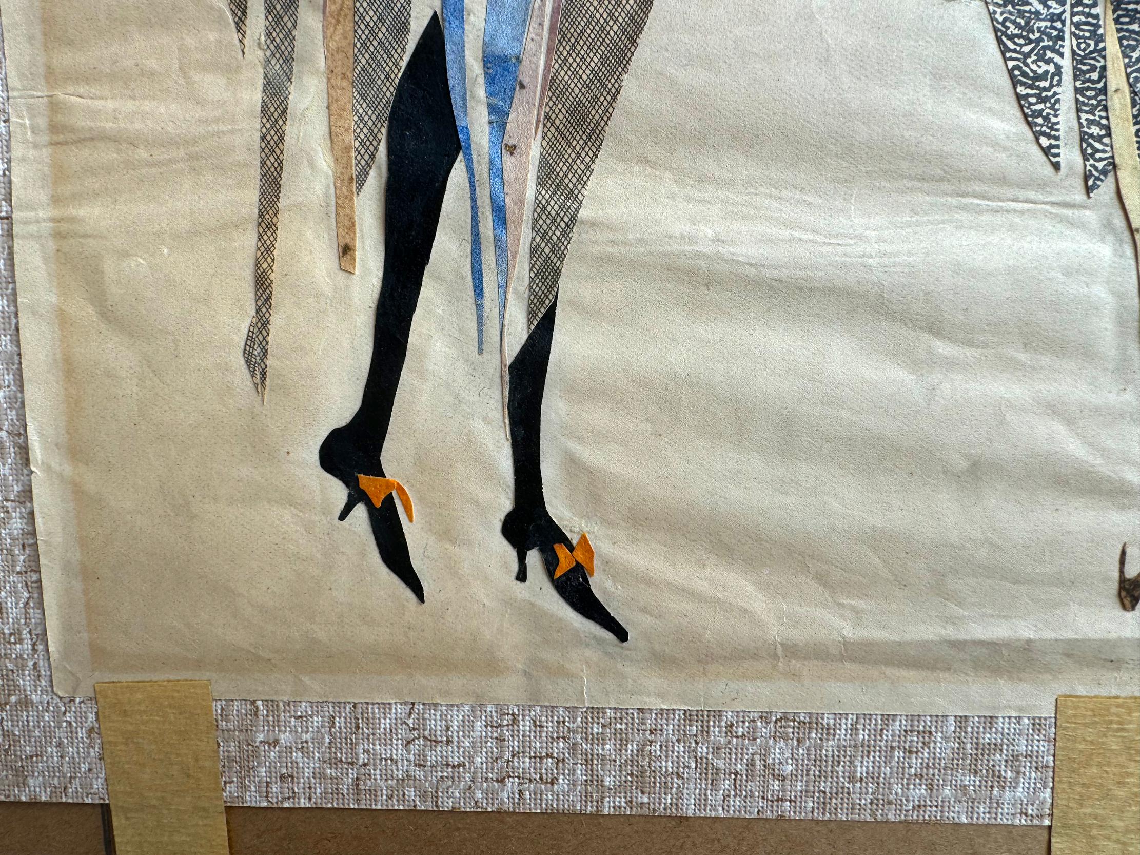 Drei High-Fashion-Figuren in fließenden Kleidern stehen in einer Reihe, dem Betrachter zugewandt.  Sie haben ein avantgardistisches, komplexes Design, das an Gustav Klimt erinnert.  Das Werk besteht aus geschnittenem Papier, Stoff und