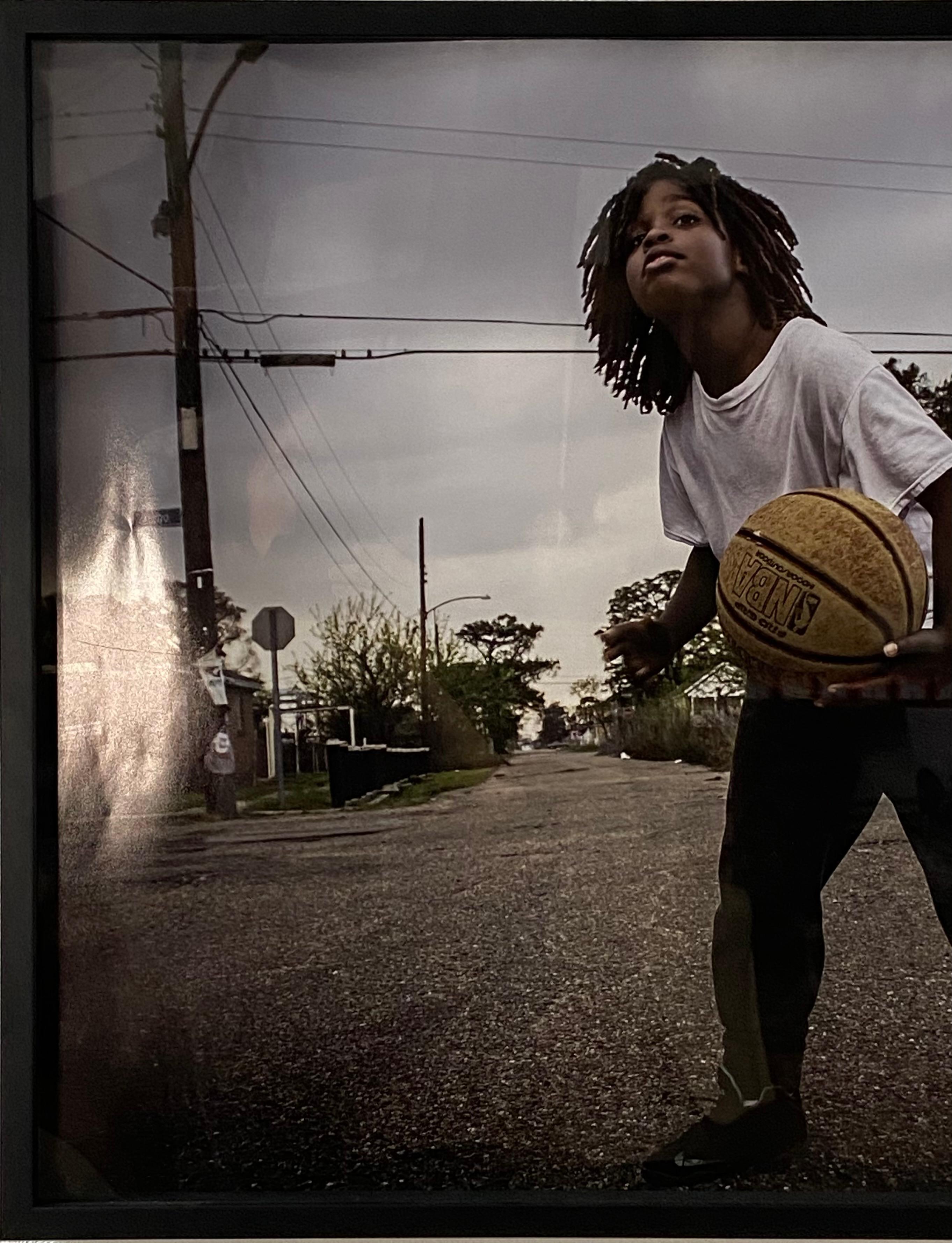 Ohne Titel (Schau mit Basketball) (Zeitgenössisch), Photograph, von Hillary Bokor
