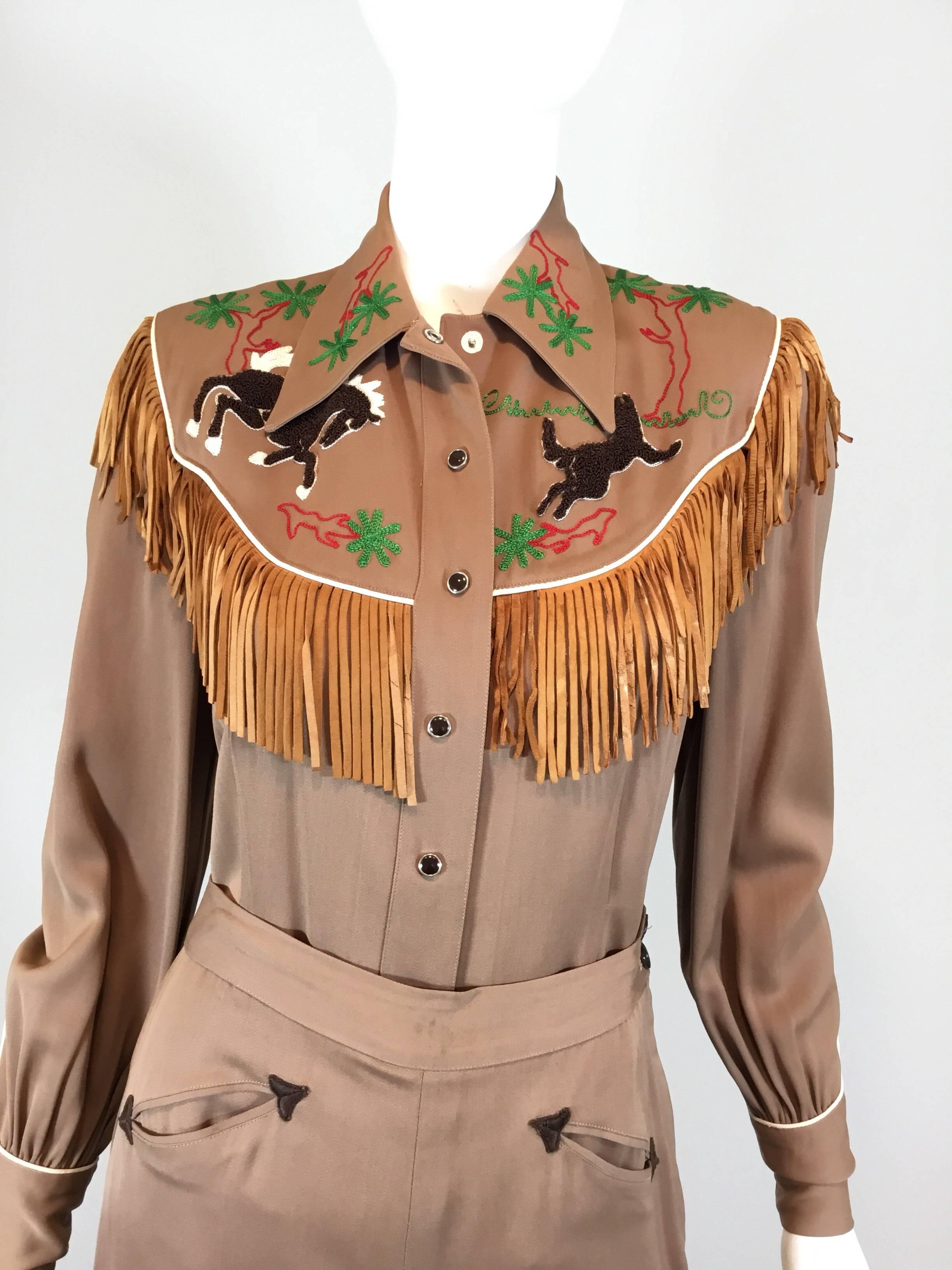 Hillbilly Westerns 1940's Western-Parade-Outfit für ein Cowgirl. Das Hemd hat Druckknopfverschlüsse auf der Vorderseite und an den Manschetten, Gabardine-Stoff mit Lederfransen und ein gesticktes Westernmotiv auf der Vorder- und Rückseite. Die