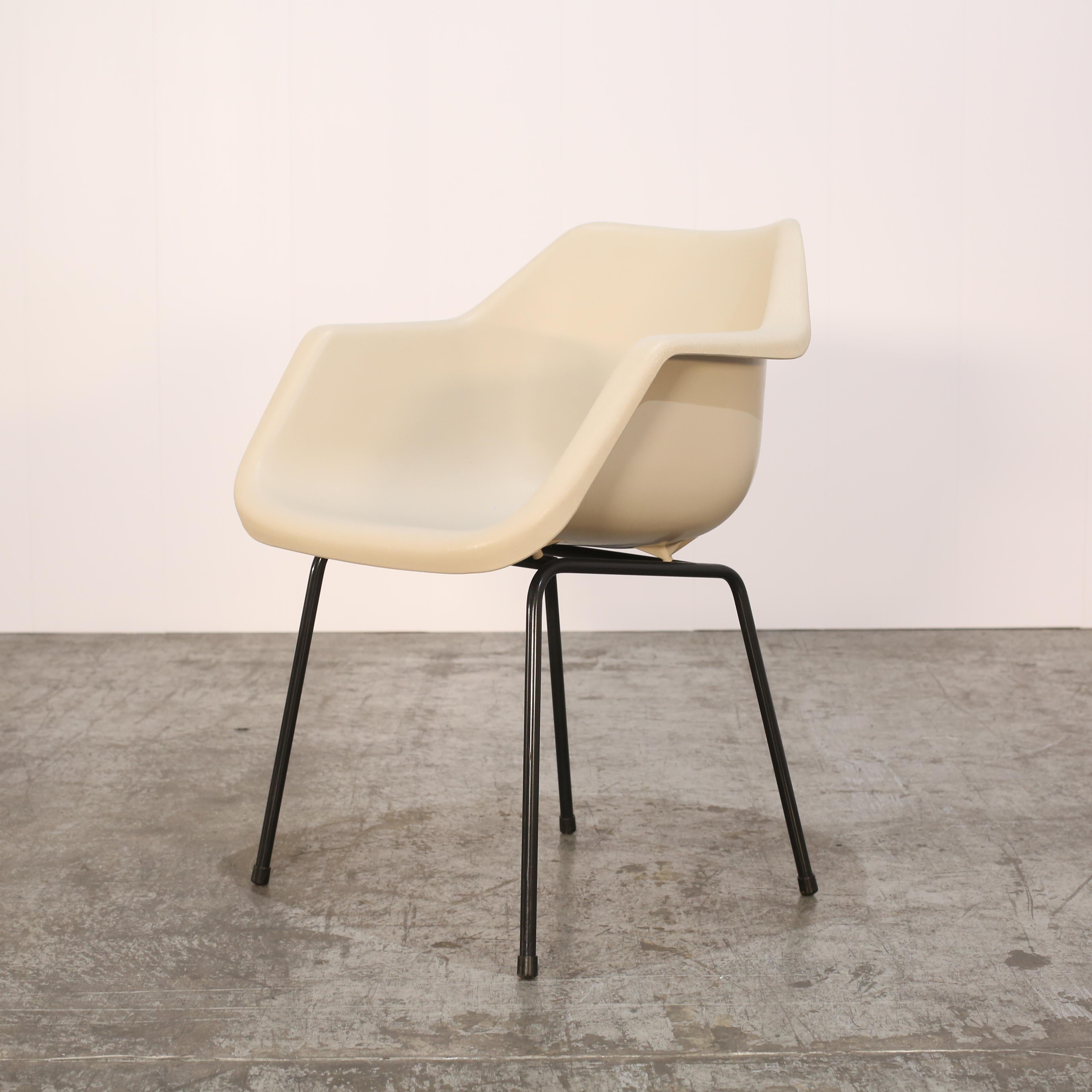 Ti presentiamo l'iconica poltrona del famoso designer britannico Robin Day. Realizzato per Hille, questo pezzo senza tempo presenta un design elegante e minimalista, perfetto per qualsiasi ambiente moderno. La solida struttura in metallo è abbinata