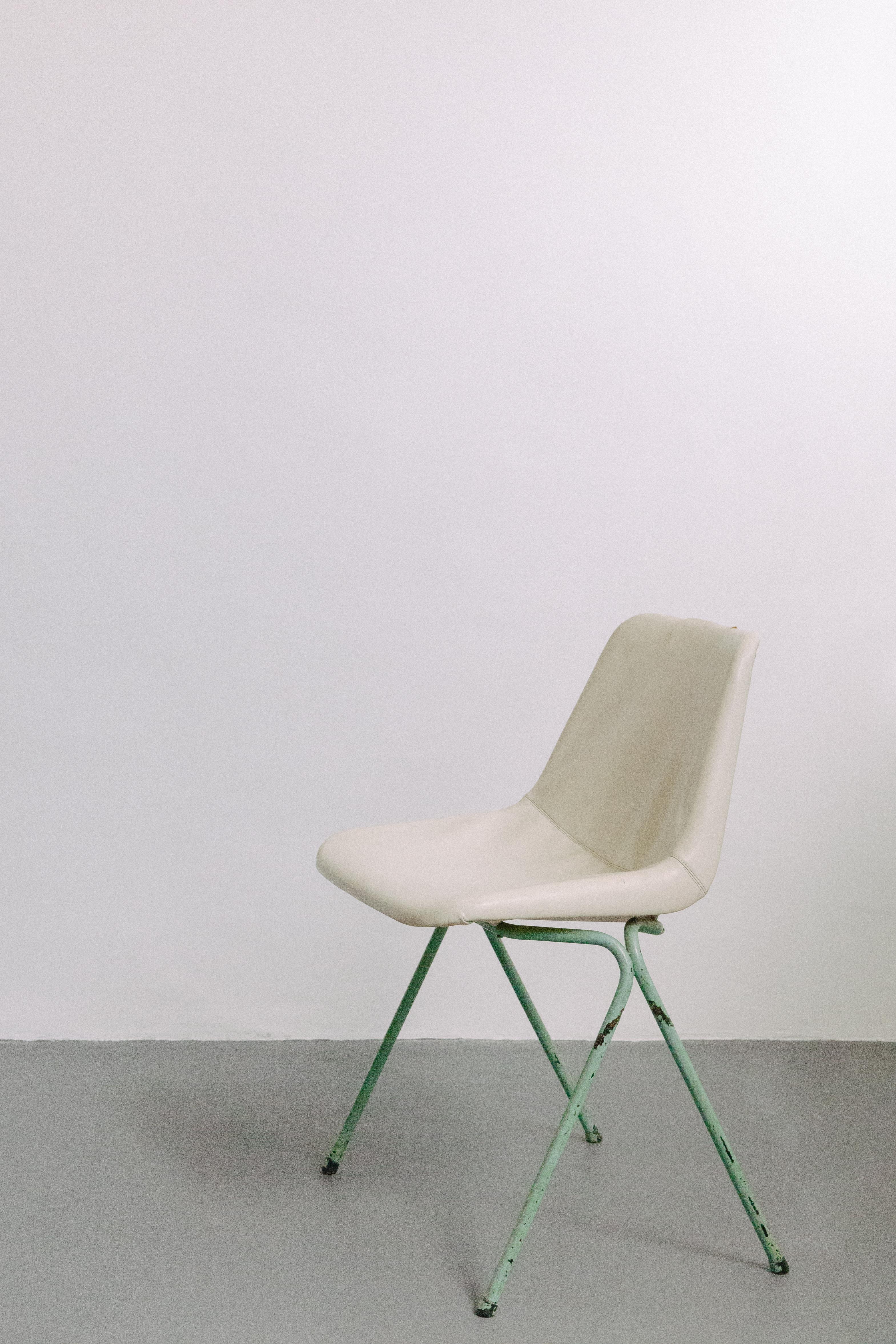 The Polyside chair or Hille chair, as it became known in Brazil, was the first piece to be produced on a large scale by L'Atelier, Jorge Zalszupin's company. 

It was designed by Robin Day for the English furniture manufacturer Hille in 1963 and