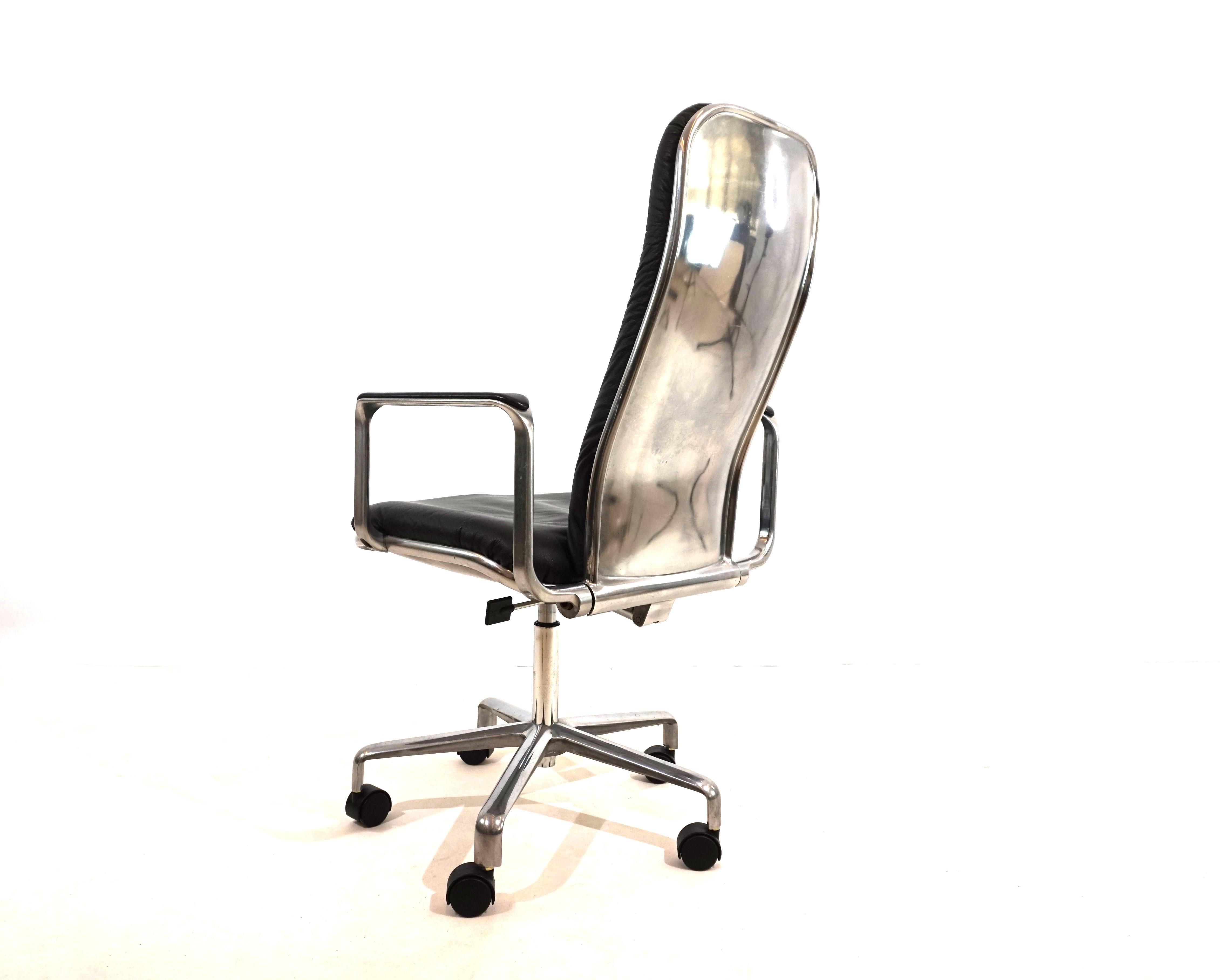 This always-attractive Supporto office chair is in very good condition and comes in the most beautiful combination of black leather/polished aluminum frame. The black leather pads on the backrest and seat are flawless, the polished aluminum surfaces