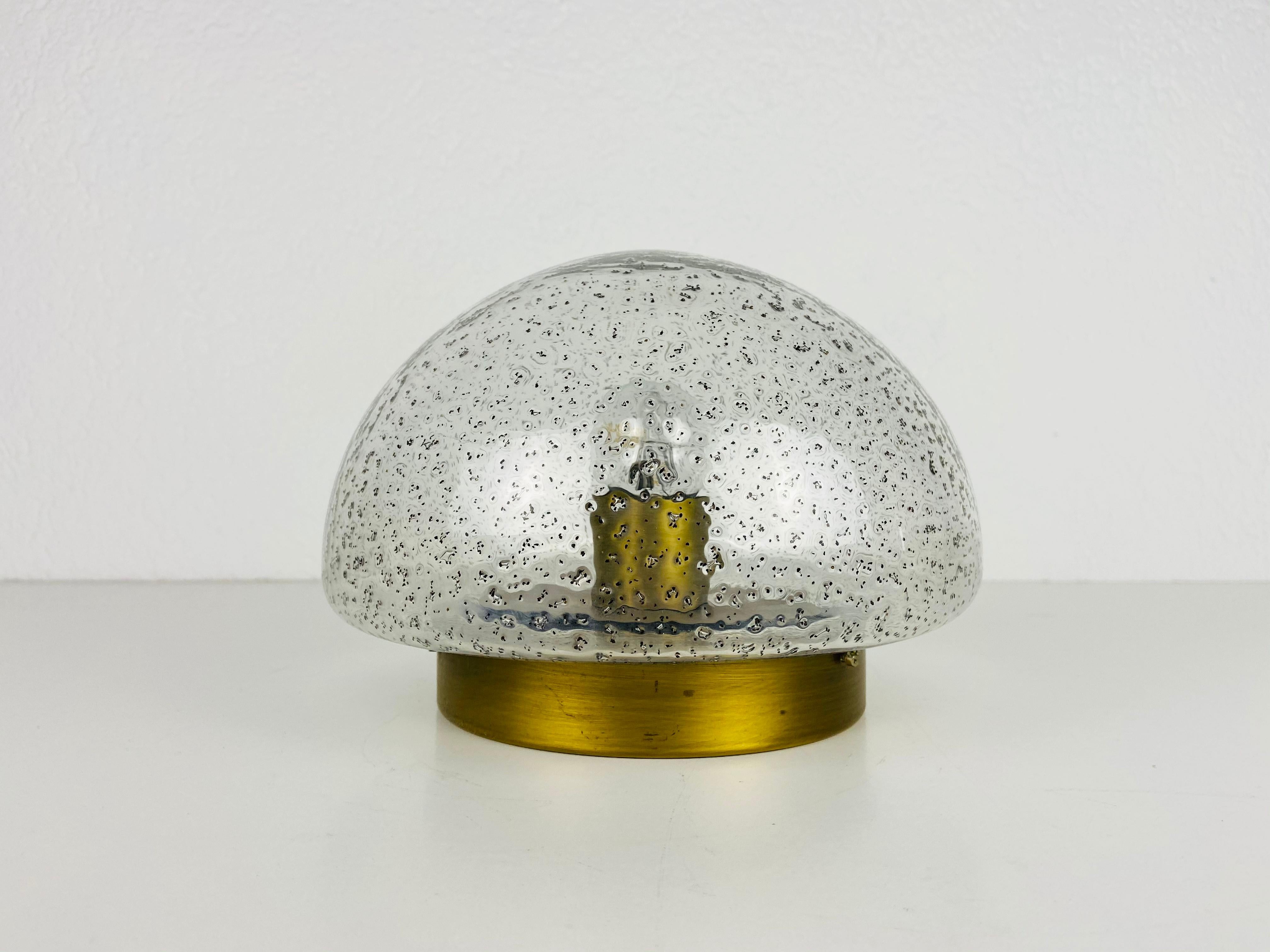Eine Unterputzleuchte von Hillebrand Leuchten, die in den 1960er Jahren in Deutschland hergestellt wurde. Sie fasziniert durch ihre seltene Glasform. Der untere Teil der Lampe ist aus Messing gefertigt. 


Die Leuchte benötigt eine E27 (US E26)